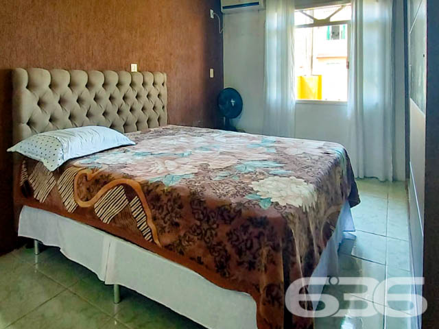 BELÍSSIMA CASA COM 2 QUARTOS E 1 SUÍTE, NO BAIRRO ADHEMAR GARCIA, EM JOINVILLE - ESTUDA PERMUTA
São 94 m² de área construída, sob 300 m² de terreno de uma aconchegante e estilosa residência de padrão térreo, muito bem organizada e conservada. Com boa pintura e boa entrada de luz natural, proporcionando um aspecto agradável no ambiente.
Sua composição dispõe de cômodos confortáveis e bem arejados, sendo 1 suíte, e mais 1 dormitório, sala de estar e jantar conjugadas, cozinha, churrasqueira e banheiro social.
Imóvel totalmente murado e seguro, contendo uma graciosa edícula nos fundos com 1 dormitório, banheiro social e uma ampla cozinha.
Contendo ainda um lindo e muito bem cultivado jardim, perfeito para você que gosta de apreciar um pouco da natureza pertinho de você.
E mais 3 vagas de garagem com portão eletrônico.
Localizado na Zona Sul de Joinville no bairro Adhemar Garcia, com ótimas comodidades, tendo a disposição variados comércios e lojas que facilitam seu dia a dia. Com fácil acesso às demais regiões, há cerca de 20 minutos do centro da cidade.
Agende sua visita com um de nossos corretores e saiba mais sobre esse vantajoso e lindo imóvel. Esperamos por você!
Fale conosco:
Telefone: (47) 3451-0636
WhatsApp: (47) 99190-0636
Imobiliária 636.