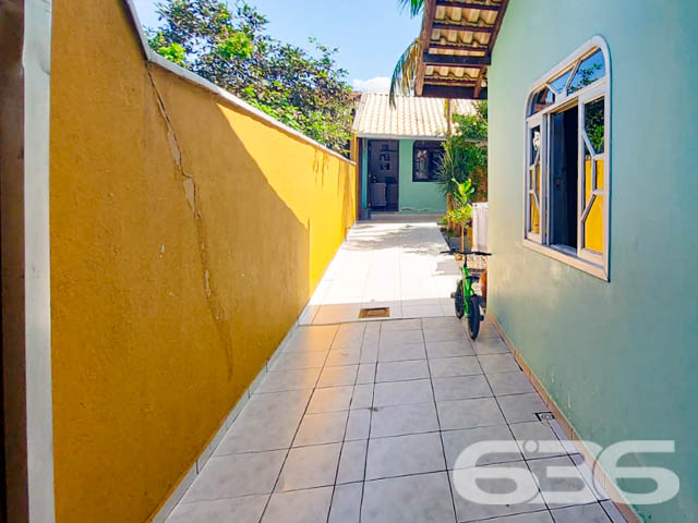 BELÍSSIMA CASA COM 2 QUARTOS E 1 SUÍTE, NO BAIRRO ADHEMAR GARCIA, EM JOINVILLE - ESTUDA PERMUTA
São 94 m² de área construída, sob 300 m² de terreno de uma aconchegante e estilosa residência de padrão térreo, muito bem organizada e conservada. Com boa pintura e boa entrada de luz natural, proporcionando um aspecto agradável no ambiente.
Sua composição dispõe de cômodos confortáveis e bem arejados, sendo 1 suíte, e mais 1 dormitório, sala de estar e jantar conjugadas, cozinha, churrasqueira e banheiro social.
Imóvel totalmente murado e seguro, contendo uma graciosa edícula nos fundos com 1 dormitório, banheiro social e uma ampla cozinha.
Contendo ainda um lindo e muito bem cultivado jardim, perfeito para você que gosta de apreciar um pouco da natureza pertinho de você.
E mais 3 vagas de garagem com portão eletrônico.
Localizado na Zona Sul de Joinville no bairro Adhemar Garcia, com ótimas comodidades, tendo a disposição variados comércios e lojas que facilitam seu dia a dia. Com fácil acesso às demais regiões, há cerca de 20 minutos do centro da cidade.
Agende sua visita com um de nossos corretores e saiba mais sobre esse vantajoso e lindo imóvel. Esperamos por você!
Fale conosco:
Telefone: (47) 3451-0636
WhatsApp: (47) 99190-0636
Imobiliária 636.