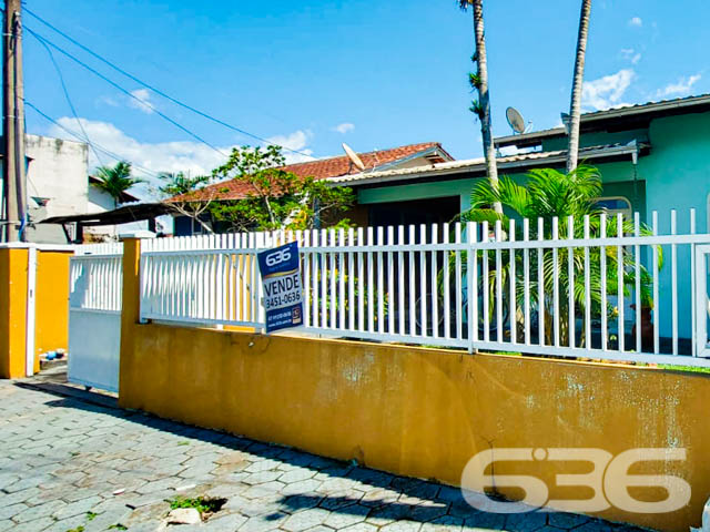 BELÍSSIMA CASA COM 2 QUARTOS E 1 SUÍTE, NO BAIRRO ADHEMAR GARCIA, EM JOINVILLE - ESTUDA PERMUTA
São 94 m² de área construída, sob 300 m² de terreno de uma aconchegante e estilosa residência de padrão térreo, muito bem organizada e conservada. Com boa pintura e boa entrada de luz natural, proporcionando um aspecto agradável no ambiente.
Sua composição dispõe de cômodos confortáveis e bem arejados, sendo 1 suíte, e mais 1 dormitório, sala de estar e jantar conjugadas, cozinha, churrasqueira e banheiro social.
Imóvel totalmente murado e seguro, contendo uma graciosa edícula nos fundos com 1 dormitório, banheiro social e uma ampla cozinha.
Contendo ainda um lindo e muito bem cultivado jardim, perfeito para você que gosta de apreciar um pouco da natureza pertinho de você.
E mais 3 vagas de garagem com portão eletrônico.
Localizado na Zona Sul de Joinville no bairro Adhemar Garcia, com ótimas comodidades, tendo a disposição variados comércios e lojas que facilitam seu dia a dia. Com fácil acesso às demais regiões, há cerca de 20 minutos do centro da cidade.
Agende sua visita com um de nossos corretores e saiba mais sobre esse vantajoso e lindo imóvel. Esperamos por você!
Fale conosco:
Telefone: (47) 3451-0636
WhatsApp: (47) 99190-0636
Imobiliária 636.