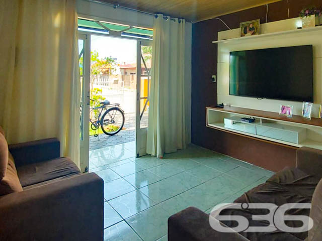 BELÍSSIMA CASA COM 2 QUARTOS E 1 SUÍTE, NO BAIRRO ADHEMAR GARCIA, EM JOINVILLE - ESTUDA PERMUTA
São 94 m² de área construída, sob 300 m² de terreno de uma aconchegante e estilosa residência de padrão térreo, muito bem organizada e conservada. Com boa pintura e boa entrada de luz natural, proporcionando um aspecto agradável no ambiente.
Sua composição dispõe de cômodos confortáveis e bem arejados, sendo 1 suíte, e mais 1 dormitório, sala de estar e jantar conjugadas, cozinha, churrasqueira e banheiro social.
Imóvel totalmente murado e seguro, contendo uma graciosa edícula nos fundos com 1 dormitório, banheiro social e uma ampla cozinha.
Contendo ainda um lindo e muito bem cultivado jardim, perfeito para você que gosta de apreciar um pouco da natureza pertinho de você.
E mais 3 vagas de garagem com portão eletrônico.
Localizado na Zona Sul de Joinville no bairro Adhemar Garcia, com ótimas comodidades, tendo a disposição variados comércios e lojas que facilitam seu dia a dia. Com fácil acesso às demais regiões, há cerca de 20 minutos do centro da cidade.
Agende sua visita com um de nossos corretores e saiba mais sobre esse vantajoso e lindo imóvel. Esperamos por você!
Fale conosco:
Telefone: (47) 3451-0636
WhatsApp: (47) 99190-0636
Imobiliária 636.