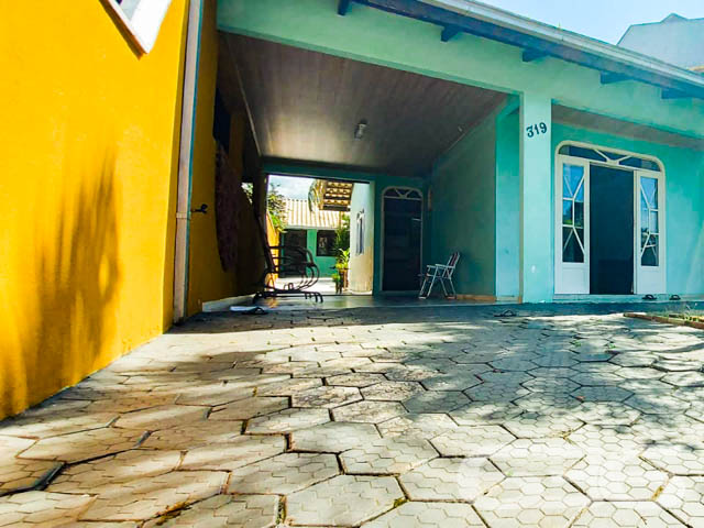 BELÍSSIMA CASA COM 2 QUARTOS E 1 SUÍTE, NO BAIRRO ADHEMAR GARCIA, EM JOINVILLE - ESTUDA PERMUTA
São 94 m² de área construída, sob 300 m² de terreno de uma aconchegante e estilosa residência de padrão térreo, muito bem organizada e conservada. Com boa pintura e boa entrada de luz natural, proporcionando um aspecto agradável no ambiente.
Sua composição dispõe de cômodos confortáveis e bem arejados, sendo 1 suíte, e mais 1 dormitório, sala de estar e jantar conjugadas, cozinha, churrasqueira e banheiro social.
Imóvel totalmente murado e seguro, contendo uma graciosa edícula nos fundos com 1 dormitório, banheiro social e uma ampla cozinha.
Contendo ainda um lindo e muito bem cultivado jardim, perfeito para você que gosta de apreciar um pouco da natureza pertinho de você.
E mais 3 vagas de garagem com portão eletrônico.
Localizado na Zona Sul de Joinville no bairro Adhemar Garcia, com ótimas comodidades, tendo a disposição variados comércios e lojas que facilitam seu dia a dia. Com fácil acesso às demais regiões, há cerca de 20 minutos do centro da cidade.
Agende sua visita com um de nossos corretores e saiba mais sobre esse vantajoso e lindo imóvel. Esperamos por você!
Fale conosco:
Telefone: (47) 3451-0636
WhatsApp: (47) 99190-0636
Imobiliária 636.