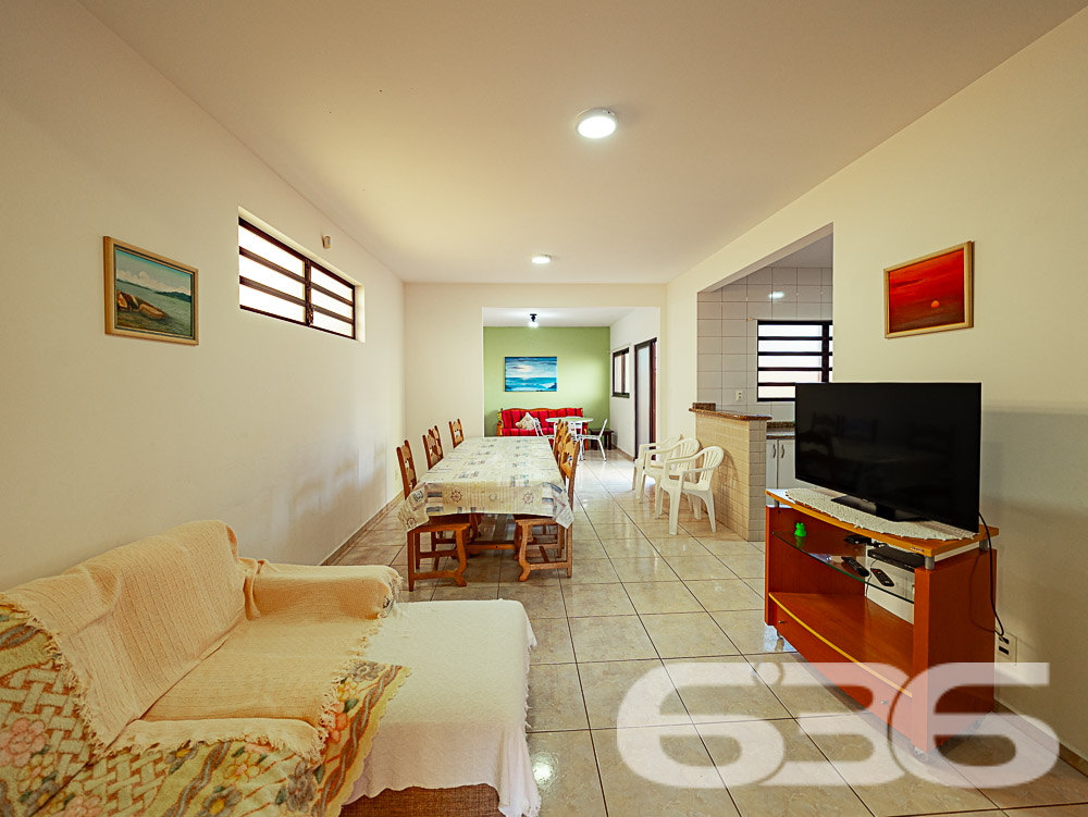 SOBRADO COM 1 SUÍTE E 3 QUARTOS, EM SÃO FRANCISCO DO SUL, SANTA CATARINA
São 217m² de área construída sob 240 m² de terreno de uma aconchegante residência com ótimo padrão de construção, estilo sobrado, com piso cerâmico, ótimos acabamentos, com boa pintura e muito bem decorada, destacando bem as extremidades do local.
Sua composição dispõe de cômodos bem arejados, com boa entrada de luz e condicionadores de ar, sendo 1 suíte, 3 dormitórios, sala, copa e cozinha, área de serviço e 3 banheiros.
Imóvel totalmente murado e seguro, contendo uma bela área de lazer com churrasqueira, podendo incluir no imóvel uma linda piscina.
Contendo ainda um exuberante e muito bem cultivado jardim, deixando o ambiente muito mais atraente e agradável. Com garagem para até 4 veículos, sendo 1 vaga coberta.
Rodeado pela natureza modesta do bairro Enseada, localizado em São Francisco do Sul, uma ilha exuberante de belas praias e paisagens fantásticas com inúmeras opções de lazer ao ar livre, com uma posição geográfica privilegiada com acesso rápido a qualquer outro bairro da região e a 300 metros da praia.
Consulte um de nossos corretores e saiba mais sobre esse vantajoso e belo sobrado. Esperamos por você!
Fale conosco:
Telefone: 47 3448-3636
WhatsApp: 47 99190-0636
Imobiliária 636.