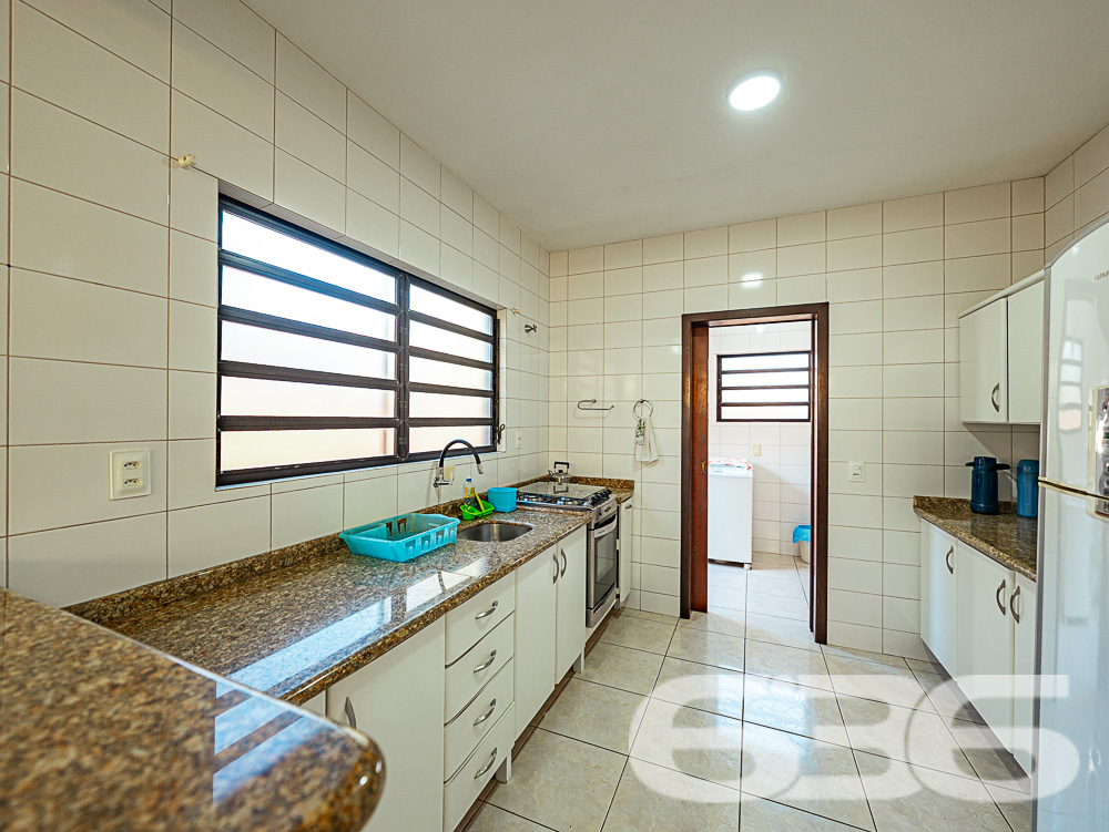 SOBRADO COM 1 SUÍTE E 3 QUARTOS, EM SÃO FRANCISCO DO SUL, SANTA CATARINA
São 217m² de área construída sob 240 m² de terreno de uma aconchegante residência com ótimo padrão de construção, estilo sobrado, com piso cerâmico, ótimos acabamentos, com boa pintura e muito bem decorada, destacando bem as extremidades do local.
Sua composição dispõe de cômodos bem arejados, com boa entrada de luz e condicionadores de ar, sendo 1 suíte, 3 dormitórios, sala, copa e cozinha, área de serviço e 3 banheiros.
Imóvel totalmente murado e seguro, contendo uma bela área de lazer com churrasqueira, podendo incluir no imóvel uma linda piscina.
Contendo ainda um exuberante e muito bem cultivado jardim, deixando o ambiente muito mais atraente e agradável. Com garagem para até 4 veículos, sendo 1 vaga coberta.
Rodeado pela natureza modesta do bairro Enseada, localizado em São Francisco do Sul, uma ilha exuberante de belas praias e paisagens fantásticas com inúmeras opções de lazer ao ar livre, com uma posição geográfica privilegiada com acesso rápido a qualquer outro bairro da região e a 300 metros da praia.
Consulte um de nossos corretores e saiba mais sobre esse vantajoso e belo sobrado. Esperamos por você!
Fale conosco:
Telefone: 47 3448-3636
WhatsApp: 47 99190-0636
Imobiliária 636.