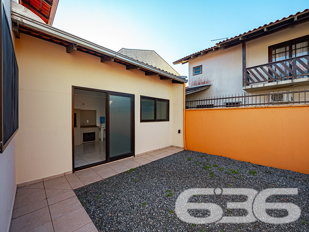 SOBRADO COM 1 SUÍTE E 3 QUARTOS, EM SÃO FRANCISCO DO SUL, SANTA CATARINA
São 217m² de área construída sob 240 m² de terreno de uma aconchegante residência com ótimo padrão de construção, estilo sobrado, com piso cerâmico, ótimos acabamentos, com boa pintura e muito bem decorada, destacando bem as extremidades do local.
Sua composição dispõe de cômodos bem arejados, com boa entrada de luz e condicionadores de ar, sendo 1 suíte, 3 dormitórios, sala, copa e cozinha, área de serviço e 3 banheiros.
Imóvel totalmente murado e seguro, contendo uma bela área de lazer com churrasqueira, podendo incluir no imóvel uma linda piscina.
Contendo ainda um exuberante e muito bem cultivado jardim, deixando o ambiente muito mais atraente e agradável. Com garagem para até 4 veículos, sendo 1 vaga coberta.
Rodeado pela natureza modesta do bairro Enseada, localizado em São Francisco do Sul, uma ilha exuberante de belas praias e paisagens fantásticas com inúmeras opções de lazer ao ar livre, com uma posição geográfica privilegiada com acesso rápido a qualquer outro bairro da região e a 300 metros da praia.
Consulte um de nossos corretores e saiba mais sobre esse vantajoso e belo sobrado. Esperamos por você!
Fale conosco:
Telefone: 47 3448-3636
WhatsApp: 47 99190-0636
Imobiliária 636.