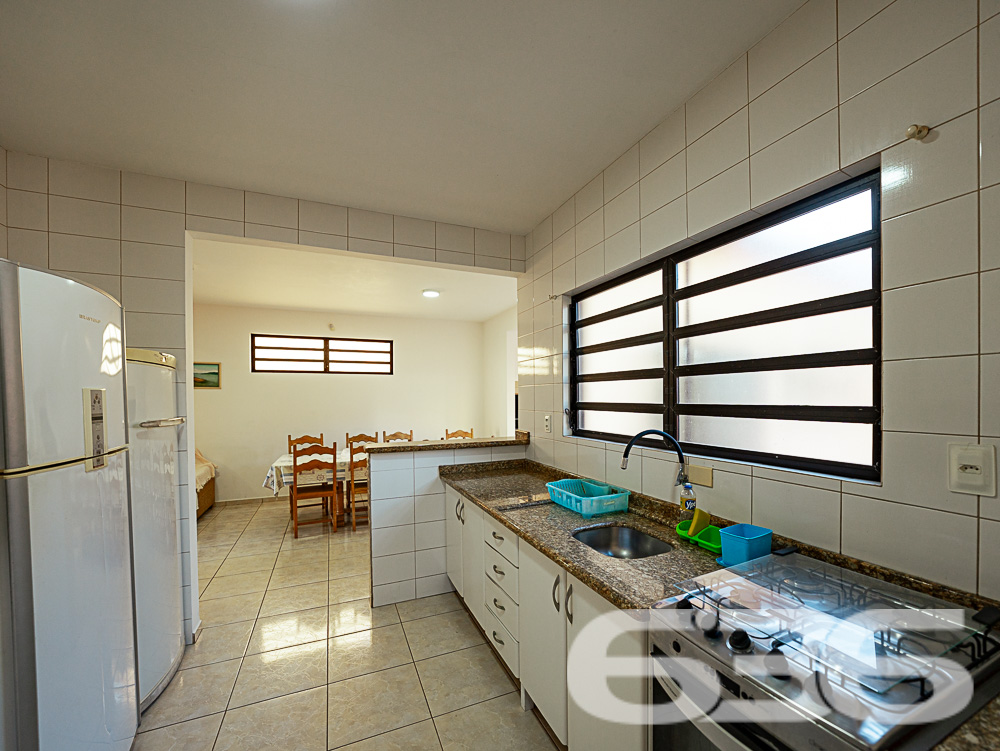 SOBRADO COM 1 SUÍTE E 3 QUARTOS, EM SÃO FRANCISCO DO SUL, SANTA CATARINA
São 217m² de área construída sob 240 m² de terreno de uma aconchegante residência com ótimo padrão de construção, estilo sobrado, com piso cerâmico, ótimos acabamentos, com boa pintura e muito bem decorada, destacando bem as extremidades do local.
Sua composição dispõe de cômodos bem arejados, com boa entrada de luz e condicionadores de ar, sendo 1 suíte, 3 dormitórios, sala, copa e cozinha, área de serviço e 3 banheiros.
Imóvel totalmente murado e seguro, contendo uma bela área de lazer com churrasqueira, podendo incluir no imóvel uma linda piscina.
Contendo ainda um exuberante e muito bem cultivado jardim, deixando o ambiente muito mais atraente e agradável. Com garagem para até 4 veículos, sendo 1 vaga coberta.
Rodeado pela natureza modesta do bairro Enseada, localizado em São Francisco do Sul, uma ilha exuberante de belas praias e paisagens fantásticas com inúmeras opções de lazer ao ar livre, com uma posição geográfica privilegiada com acesso rápido a qualquer outro bairro da região e a 300 metros da praia.
Consulte um de nossos corretores e saiba mais sobre esse vantajoso e belo sobrado. Esperamos por você!
Fale conosco:
Telefone: 47 3448-3636
WhatsApp: 47 99190-0636
Imobiliária 636.