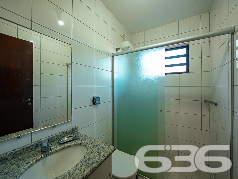 SOBRADO COM 1 SUÍTE E 3 QUARTOS, EM SÃO FRANCISCO DO SUL, SANTA CATARINA
São 217m² de área construída sob 240 m² de terreno de uma aconchegante residência com ótimo padrão de construção, estilo sobrado, com piso cerâmico, ótimos acabamentos, com boa pintura e muito bem decorada, destacando bem as extremidades do local.
Sua composição dispõe de cômodos bem arejados, com boa entrada de luz e condicionadores de ar, sendo 1 suíte, 3 dormitórios, sala, copa e cozinha, área de serviço e 3 banheiros.
Imóvel totalmente murado e seguro, contendo uma bela área de lazer com churrasqueira, podendo incluir no imóvel uma linda piscina.
Contendo ainda um exuberante e muito bem cultivado jardim, deixando o ambiente muito mais atraente e agradável. Com garagem para até 4 veículos, sendo 1 vaga coberta.
Rodeado pela natureza modesta do bairro Enseada, localizado em São Francisco do Sul, uma ilha exuberante de belas praias e paisagens fantásticas com inúmeras opções de lazer ao ar livre, com uma posição geográfica privilegiada com acesso rápido a qualquer outro bairro da região e a 300 metros da praia.
Consulte um de nossos corretores e saiba mais sobre esse vantajoso e belo sobrado. Esperamos por você!
Fale conosco:
Telefone: 47 3448-3636
WhatsApp: 47 99190-0636
Imobiliária 636.