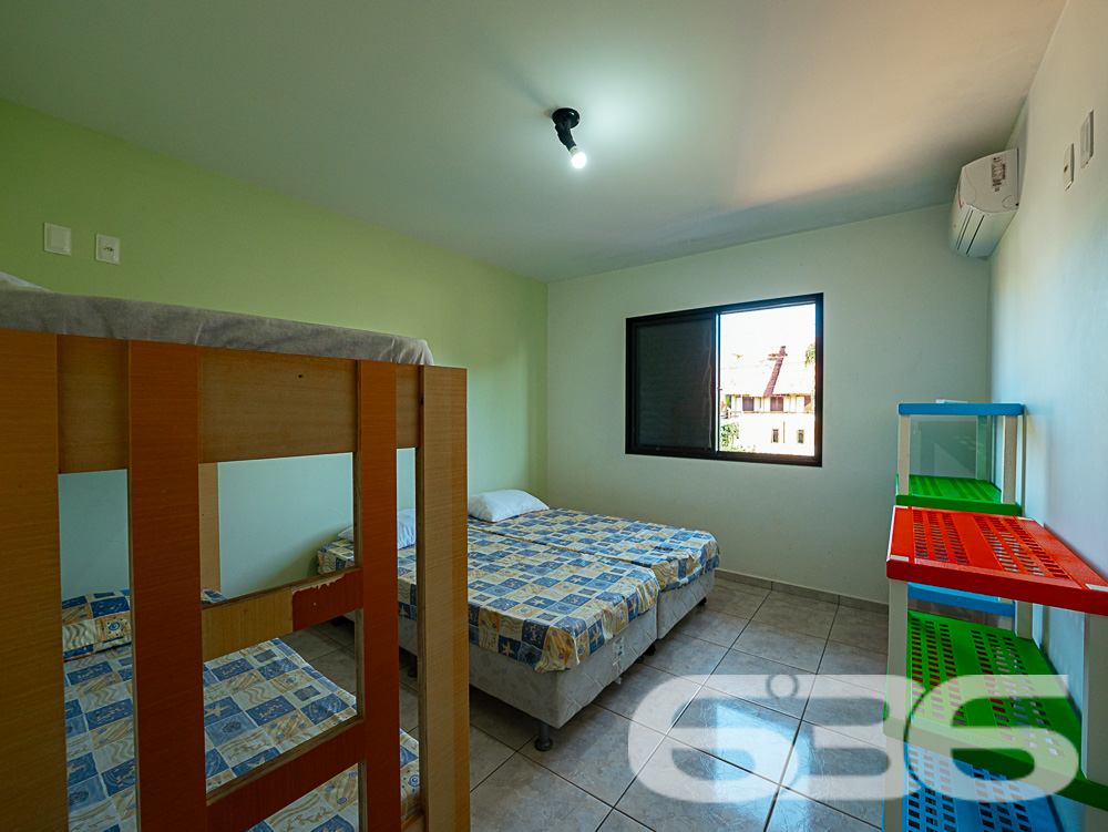 SOBRADO COM 1 SUÍTE E 3 QUARTOS, EM SÃO FRANCISCO DO SUL, SANTA CATARINA
São 217m² de área construída sob 240 m² de terreno de uma aconchegante residência com ótimo padrão de construção, estilo sobrado, com piso cerâmico, ótimos acabamentos, com boa pintura e muito bem decorada, destacando bem as extremidades do local.
Sua composição dispõe de cômodos bem arejados, com boa entrada de luz e condicionadores de ar, sendo 1 suíte, 3 dormitórios, sala, copa e cozinha, área de serviço e 3 banheiros.
Imóvel totalmente murado e seguro, contendo uma bela área de lazer com churrasqueira, podendo incluir no imóvel uma linda piscina.
Contendo ainda um exuberante e muito bem cultivado jardim, deixando o ambiente muito mais atraente e agradável. Com garagem para até 4 veículos, sendo 1 vaga coberta.
Rodeado pela natureza modesta do bairro Enseada, localizado em São Francisco do Sul, uma ilha exuberante de belas praias e paisagens fantásticas com inúmeras opções de lazer ao ar livre, com uma posição geográfica privilegiada com acesso rápido a qualquer outro bairro da região e a 300 metros da praia.
Consulte um de nossos corretores e saiba mais sobre esse vantajoso e belo sobrado. Esperamos por você!
Fale conosco:
Telefone: 47 3448-3636
WhatsApp: 47 99190-0636
Imobiliária 636.