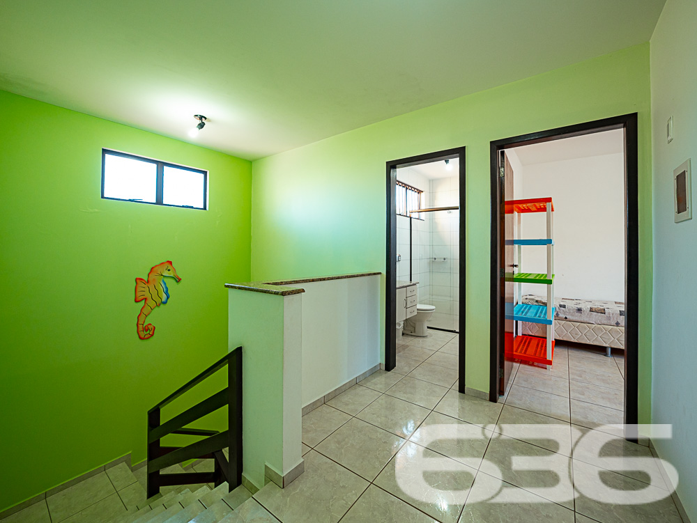 SOBRADO COM 1 SUÍTE E 3 QUARTOS, EM SÃO FRANCISCO DO SUL, SANTA CATARINA
São 217m² de área construída sob 240 m² de terreno de uma aconchegante residência com ótimo padrão de construção, estilo sobrado, com piso cerâmico, ótimos acabamentos, com boa pintura e muito bem decorada, destacando bem as extremidades do local.
Sua composição dispõe de cômodos bem arejados, com boa entrada de luz e condicionadores de ar, sendo 1 suíte, 3 dormitórios, sala, copa e cozinha, área de serviço e 3 banheiros.
Imóvel totalmente murado e seguro, contendo uma bela área de lazer com churrasqueira, podendo incluir no imóvel uma linda piscina.
Contendo ainda um exuberante e muito bem cultivado jardim, deixando o ambiente muito mais atraente e agradável. Com garagem para até 4 veículos, sendo 1 vaga coberta.
Rodeado pela natureza modesta do bairro Enseada, localizado em São Francisco do Sul, uma ilha exuberante de belas praias e paisagens fantásticas com inúmeras opções de lazer ao ar livre, com uma posição geográfica privilegiada com acesso rápido a qualquer outro bairro da região e a 300 metros da praia.
Consulte um de nossos corretores e saiba mais sobre esse vantajoso e belo sobrado. Esperamos por você!
Fale conosco:
Telefone: 47 3448-3636
WhatsApp: 47 99190-0636
Imobiliária 636.