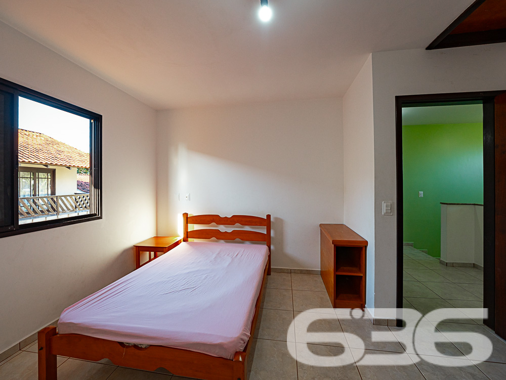 SOBRADO COM 1 SUÍTE E 3 QUARTOS, EM SÃO FRANCISCO DO SUL, SANTA CATARINA
São 217m² de área construída sob 240 m² de terreno de uma aconchegante residência com ótimo padrão de construção, estilo sobrado, com piso cerâmico, ótimos acabamentos, com boa pintura e muito bem decorada, destacando bem as extremidades do local.
Sua composição dispõe de cômodos bem arejados, com boa entrada de luz e condicionadores de ar, sendo 1 suíte, 3 dormitórios, sala, copa e cozinha, área de serviço e 3 banheiros.
Imóvel totalmente murado e seguro, contendo uma bela área de lazer com churrasqueira, podendo incluir no imóvel uma linda piscina.
Contendo ainda um exuberante e muito bem cultivado jardim, deixando o ambiente muito mais atraente e agradável. Com garagem para até 4 veículos, sendo 1 vaga coberta.
Rodeado pela natureza modesta do bairro Enseada, localizado em São Francisco do Sul, uma ilha exuberante de belas praias e paisagens fantásticas com inúmeras opções de lazer ao ar livre, com uma posição geográfica privilegiada com acesso rápido a qualquer outro bairro da região e a 300 metros da praia.
Consulte um de nossos corretores e saiba mais sobre esse vantajoso e belo sobrado. Esperamos por você!
Fale conosco:
Telefone: 47 3448-3636
WhatsApp: 47 99190-0636
Imobiliária 636.