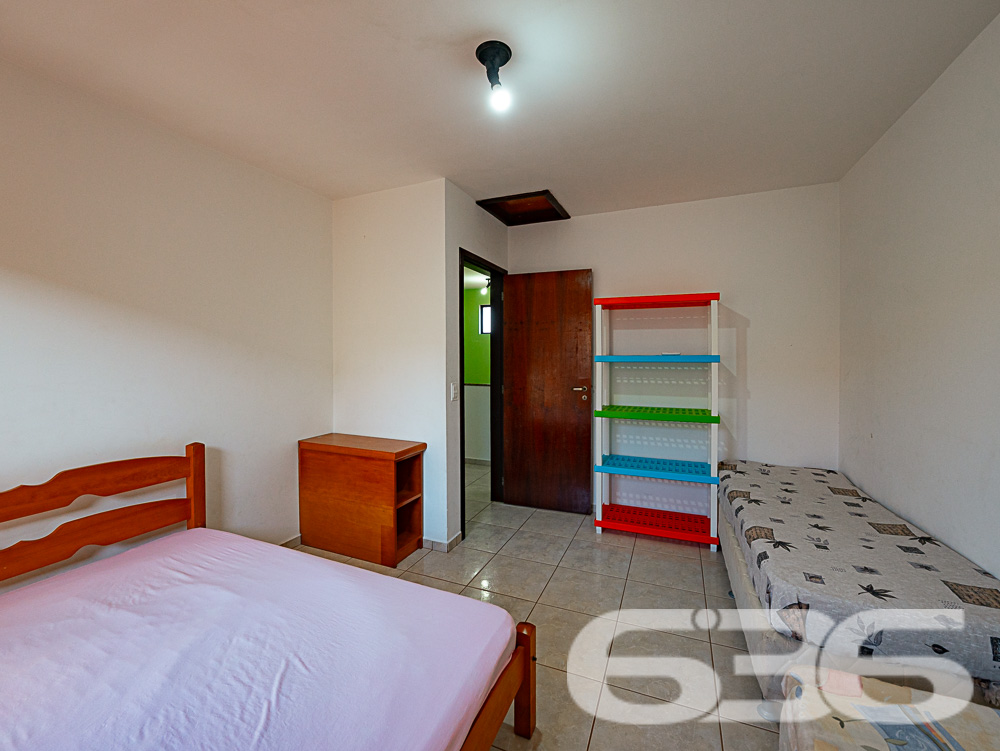 SOBRADO COM 1 SUÍTE E 3 QUARTOS, EM SÃO FRANCISCO DO SUL, SANTA CATARINA
São 217m² de área construída sob 240 m² de terreno de uma aconchegante residência com ótimo padrão de construção, estilo sobrado, com piso cerâmico, ótimos acabamentos, com boa pintura e muito bem decorada, destacando bem as extremidades do local.
Sua composição dispõe de cômodos bem arejados, com boa entrada de luz e condicionadores de ar, sendo 1 suíte, 3 dormitórios, sala, copa e cozinha, área de serviço e 3 banheiros.
Imóvel totalmente murado e seguro, contendo uma bela área de lazer com churrasqueira, podendo incluir no imóvel uma linda piscina.
Contendo ainda um exuberante e muito bem cultivado jardim, deixando o ambiente muito mais atraente e agradável. Com garagem para até 4 veículos, sendo 1 vaga coberta.
Rodeado pela natureza modesta do bairro Enseada, localizado em São Francisco do Sul, uma ilha exuberante de belas praias e paisagens fantásticas com inúmeras opções de lazer ao ar livre, com uma posição geográfica privilegiada com acesso rápido a qualquer outro bairro da região e a 300 metros da praia.
Consulte um de nossos corretores e saiba mais sobre esse vantajoso e belo sobrado. Esperamos por você!
Fale conosco:
Telefone: 47 3448-3636
WhatsApp: 47 99190-0636
Imobiliária 636.