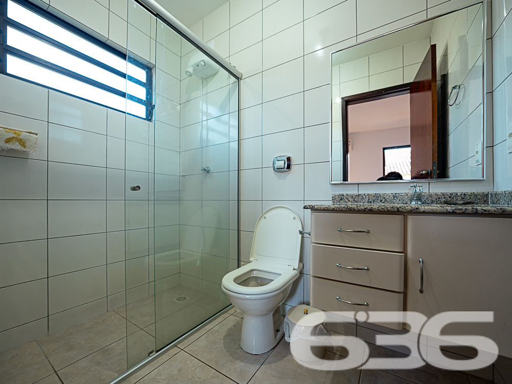 SOBRADO COM 1 SUÍTE E 3 QUARTOS, EM SÃO FRANCISCO DO SUL, SANTA CATARINA
São 217m² de área construída sob 240 m² de terreno de uma aconchegante residência com ótimo padrão de construção, estilo sobrado, com piso cerâmico, ótimos acabamentos, com boa pintura e muito bem decorada, destacando bem as extremidades do local.
Sua composição dispõe de cômodos bem arejados, com boa entrada de luz e condicionadores de ar, sendo 1 suíte, 3 dormitórios, sala, copa e cozinha, área de serviço e 3 banheiros.
Imóvel totalmente murado e seguro, contendo uma bela área de lazer com churrasqueira, podendo incluir no imóvel uma linda piscina.
Contendo ainda um exuberante e muito bem cultivado jardim, deixando o ambiente muito mais atraente e agradável. Com garagem para até 4 veículos, sendo 1 vaga coberta.
Rodeado pela natureza modesta do bairro Enseada, localizado em São Francisco do Sul, uma ilha exuberante de belas praias e paisagens fantásticas com inúmeras opções de lazer ao ar livre, com uma posição geográfica privilegiada com acesso rápido a qualquer outro bairro da região e a 300 metros da praia.
Consulte um de nossos corretores e saiba mais sobre esse vantajoso e belo sobrado. Esperamos por você!
Fale conosco:
Telefone: 47 3448-3636
WhatsApp: 47 99190-0636
Imobiliária 636.