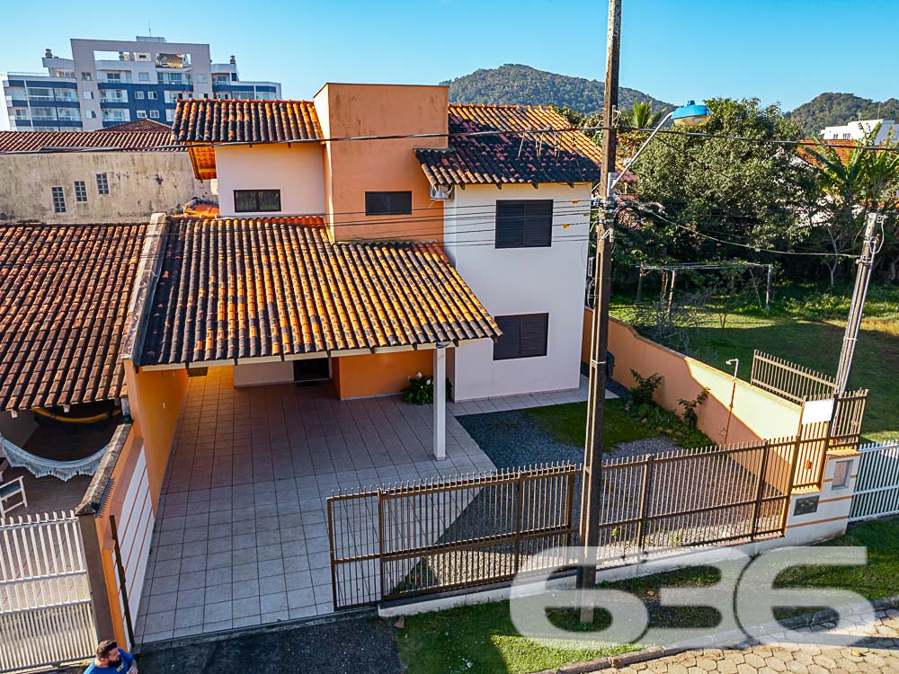 SOBRADO COM 1 SUÍTE E 3 QUARTOS, EM SÃO FRANCISCO DO SUL, SANTA CATARINA
São 217m² de área construída sob 240 m² de terreno de uma aconchegante residência com ótimo padrão de construção, estilo sobrado, com piso cerâmico, ótimos acabamentos, com boa pintura e muito bem decorada, destacando bem as extremidades do local.
Sua composição dispõe de cômodos bem arejados, com boa entrada de luz e condicionadores de ar, sendo 1 suíte, 3 dormitórios, sala, copa e cozinha, área de serviço e 3 banheiros.
Imóvel totalmente murado e seguro, contendo uma bela área de lazer com churrasqueira, podendo incluir no imóvel uma linda piscina.
Contendo ainda um exuberante e muito bem cultivado jardim, deixando o ambiente muito mais atraente e agradável. Com garagem para até 4 veículos, sendo 1 vaga coberta.
Rodeado pela natureza modesta do bairro Enseada, localizado em São Francisco do Sul, uma ilha exuberante de belas praias e paisagens fantásticas com inúmeras opções de lazer ao ar livre, com uma posição geográfica privilegiada com acesso rápido a qualquer outro bairro da região e a 300 metros da praia.
Consulte um de nossos corretores e saiba mais sobre esse vantajoso e belo sobrado. Esperamos por você!
Fale conosco:
Telefone: 47 3448-3636
WhatsApp: 47 99190-0636
Imobiliária 636.
