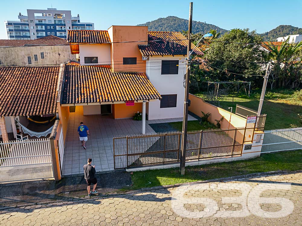 SOBRADO COM 1 SUÍTE E 3 QUARTOS, EM SÃO FRANCISCO DO SUL, SANTA CATARINA
São 217m² de área construída sob 240 m² de terreno de uma aconchegante residência com ótimo padrão de construção, estilo sobrado, com piso cerâmico, ótimos acabamentos, com boa pintura e muito bem decorada, destacando bem as extremidades do local.
Sua composição dispõe de cômodos bem arejados, com boa entrada de luz e condicionadores de ar, sendo 1 suíte, 3 dormitórios, sala, copa e cozinha, área de serviço e 3 banheiros.
Imóvel totalmente murado e seguro, contendo uma bela área de lazer com churrasqueira, podendo incluir no imóvel uma linda piscina.
Contendo ainda um exuberante e muito bem cultivado jardim, deixando o ambiente muito mais atraente e agradável. Com garagem para até 4 veículos, sendo 1 vaga coberta.
Rodeado pela natureza modesta do bairro Enseada, localizado em São Francisco do Sul, uma ilha exuberante de belas praias e paisagens fantásticas com inúmeras opções de lazer ao ar livre, com uma posição geográfica privilegiada com acesso rápido a qualquer outro bairro da região e a 300 metros da praia.
Consulte um de nossos corretores e saiba mais sobre esse vantajoso e belo sobrado. Esperamos por você!
Fale conosco:
Telefone: 47 3448-3636
WhatsApp: 47 99190-0636
Imobiliária 636.