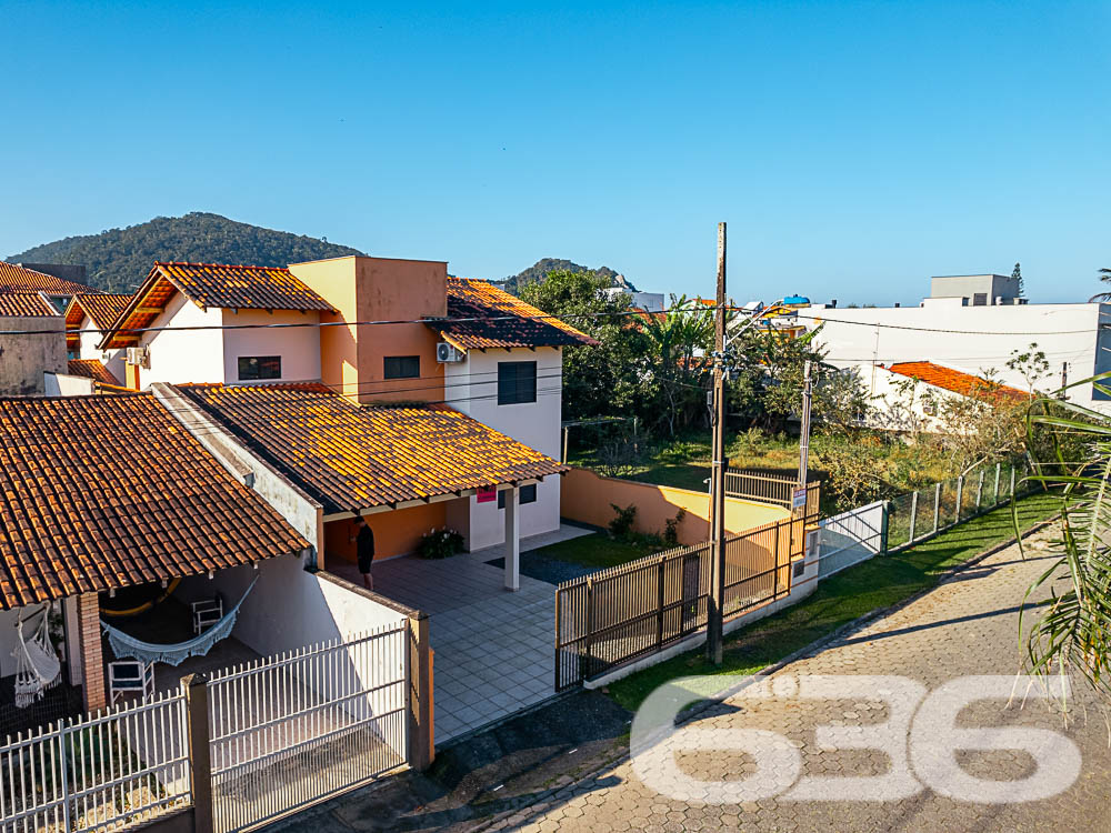 SOBRADO COM 1 SUÍTE E 3 QUARTOS, EM SÃO FRANCISCO DO SUL, SANTA CATARINA
São 217m² de área construída sob 240 m² de terreno de uma aconchegante residência com ótimo padrão de construção, estilo sobrado, com piso cerâmico, ótimos acabamentos, com boa pintura e muito bem decorada, destacando bem as extremidades do local.
Sua composição dispõe de cômodos bem arejados, com boa entrada de luz e condicionadores de ar, sendo 1 suíte, 3 dormitórios, sala, copa e cozinha, área de serviço e 3 banheiros.
Imóvel totalmente murado e seguro, contendo uma bela área de lazer com churrasqueira, podendo incluir no imóvel uma linda piscina.
Contendo ainda um exuberante e muito bem cultivado jardim, deixando o ambiente muito mais atraente e agradável. Com garagem para até 4 veículos, sendo 1 vaga coberta.
Rodeado pela natureza modesta do bairro Enseada, localizado em São Francisco do Sul, uma ilha exuberante de belas praias e paisagens fantásticas com inúmeras opções de lazer ao ar livre, com uma posição geográfica privilegiada com acesso rápido a qualquer outro bairro da região e a 300 metros da praia.
Consulte um de nossos corretores e saiba mais sobre esse vantajoso e belo sobrado. Esperamos por você!
Fale conosco:
Telefone: 47 3448-3636
WhatsApp: 47 99190-0636
Imobiliária 636.