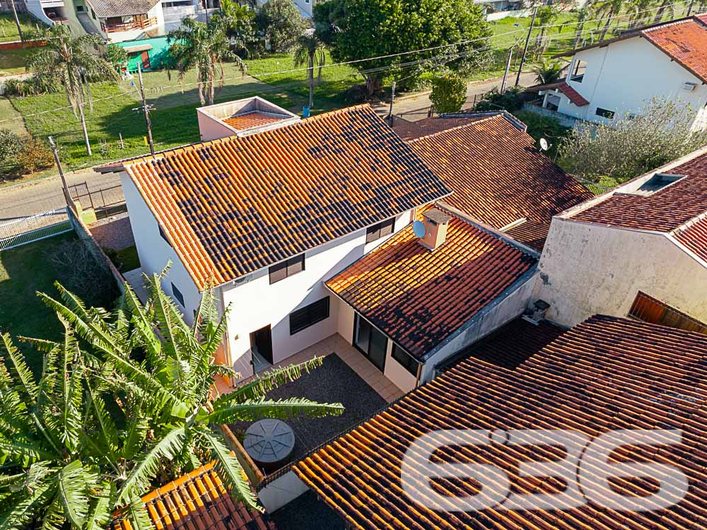 SOBRADO COM 1 SUÍTE E 3 QUARTOS, EM SÃO FRANCISCO DO SUL, SANTA CATARINA
São 217m² de área construída sob 240 m² de terreno de uma aconchegante residência com ótimo padrão de construção, estilo sobrado, com piso cerâmico, ótimos acabamentos, com boa pintura e muito bem decorada, destacando bem as extremidades do local.
Sua composição dispõe de cômodos bem arejados, com boa entrada de luz e condicionadores de ar, sendo 1 suíte, 3 dormitórios, sala, copa e cozinha, área de serviço e 3 banheiros.
Imóvel totalmente murado e seguro, contendo uma bela área de lazer com churrasqueira, podendo incluir no imóvel uma linda piscina.
Contendo ainda um exuberante e muito bem cultivado jardim, deixando o ambiente muito mais atraente e agradável. Com garagem para até 4 veículos, sendo 1 vaga coberta.
Rodeado pela natureza modesta do bairro Enseada, localizado em São Francisco do Sul, uma ilha exuberante de belas praias e paisagens fantásticas com inúmeras opções de lazer ao ar livre, com uma posição geográfica privilegiada com acesso rápido a qualquer outro bairro da região e a 300 metros da praia.
Consulte um de nossos corretores e saiba mais sobre esse vantajoso e belo sobrado. Esperamos por você!
Fale conosco:
Telefone: 47 3448-3636
WhatsApp: 47 99190-0636
Imobiliária 636.