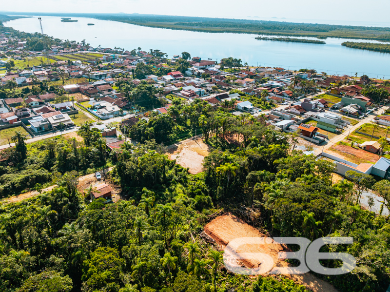 Descubra a oportunidade de investir em um terreno localizado na simpática cidade de Balneário Barra do Sul, no encantador bairro Costeira!
Este lote de 312,50m² encontra-se em uma área promissora e de grande potencial de valorização, garantindo diferentes possibilidades de projeto para construção e desenvolvimento do seu sonho.
Imagine-se vivendo a apenas 400 metros da bela lagoa da Costeira, um local que proporciona contato direto com a natureza e tranquilidade sem igual. Poder acordar pela manhã e dar uma caminhada até as margens da lagoa ou simplesmente desfrutar do clima ameno e cenários deslumbrantes que esta região oferece: é essa qualidade de vida que espera por você!
Por que este terreno é um ótimo investimento?
- Próximo à tradicional lagoa da Costeira, garantindo valorização com o aumento da procura por áreas próximas a pontos de natureza e lazer.
- Ideal tanto para aqueles que desejam sair da rotina agitada das grandes cidades quanto para investidores atentos às oportunidades de crescimento na região.
- Uma tela em branco: liberdade de planejar e construir de acordo com as suas necessidades e sonhos.
Em um mercado imobiliário tão dinâmico quanto o brasileiro, especialmente em áreas turísticas de rápido crescimento, investir em terrenos com potencial como este é uma estratégia inteligente. Venha conhecer esse espaço e visualize o futuro que você poderá criar aqui!
Para mais informações ou agendar uma visita, não hesite em nos contatar. A 636 Negócios Imobiliários está pronta para auxiliá-lo a dar o primeiro passo em direção ao seu novo projeto de vida ou investimento.
Envolva-se com a chance de estar ao lado de um dos lugares mais bonitos de Santa Catarina e dê início ao seu próximo capítulo conosco!
636 NEGÓCIOS IMOBILIÁRIOS: A SUA MELHOR ESCOLHA
Com mais de 30 anos de experiência, a 636 Negócios Imobiliários é sua parceira ideal para encontrar o imóvel perfeito. Estamos prontos para ajudá-lo a fazer deste imóvel o seu novo lar.
Telefone: (47) 3451-0636
WhatsApp: (47) 99190-0636
Não perca esta oportunidade única. Visite nosso site para mais informações: i636.com.br