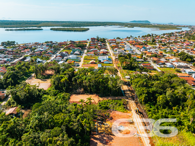 Descubra a oportunidade de investir em um terreno localizado na simpática cidade de Balneário Barra do Sul, no encantador bairro Costeira!
Este lote de 312,50m² encontra-se em uma área promissora e de grande potencial de valorização, garantindo diferentes possibilidades de projeto para construção e desenvolvimento do seu sonho.
Imagine-se vivendo a apenas 400 metros da bela lagoa da Costeira, um local que proporciona contato direto com a natureza e tranquilidade sem igual. Poder acordar pela manhã e dar uma caminhada até as margens da lagoa ou simplesmente desfrutar do clima ameno e cenários deslumbrantes que esta região oferece: é essa qualidade de vida que espera por você!
Por que este terreno é um ótimo investimento?
- Próximo à tradicional lagoa da Costeira, garantindo valorização com o aumento da procura por áreas próximas a pontos de natureza e lazer.
- Ideal tanto para aqueles que desejam sair da rotina agitada das grandes cidades quanto para investidores atentos às oportunidades de crescimento na região.
- Uma tela em branco: liberdade de planejar e construir de acordo com as suas necessidades e sonhos.
Em um mercado imobiliário tão dinâmico quanto o brasileiro, especialmente em áreas turísticas de rápido crescimento, investir em terrenos com potencial como este é uma estratégia inteligente. Venha conhecer esse espaço e visualize o futuro que você poderá criar aqui!
Para mais informações ou agendar uma visita, não hesite em nos contatar. A 636 Negócios Imobiliários está pronta para auxiliá-lo a dar o primeiro passo em direção ao seu novo projeto de vida ou investimento.
Envolva-se com a chance de estar ao lado de um dos lugares mais bonitos de Santa Catarina e dê início ao seu próximo capítulo conosco!
636 NEGÓCIOS IMOBILIÁRIOS: A SUA MELHOR ESCOLHA
Com mais de 30 anos de experiência, a 636 Negócios Imobiliários é sua parceira ideal para encontrar o imóvel perfeito. Estamos prontos para ajudá-lo a fazer deste imóvel o seu novo lar.
Telefone: (47) 3451-0636
WhatsApp: (47) 99190-0636
Não perca esta oportunidade única. Visite nosso site para mais informações: i636.com.br