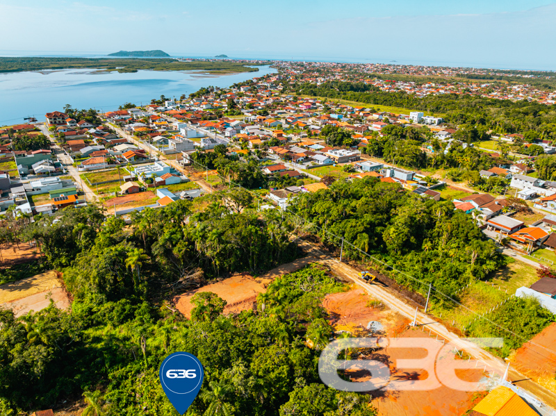 Descubra a oportunidade de investir em um terreno localizado na simpática cidade de Balneário Barra do Sul, no encantador bairro Costeira!
Este lote de 312,50m² encontra-se em uma área promissora e de grande potencial de valorização, garantindo diferentes possibilidades de projeto para construção e desenvolvimento do seu sonho.
Imagine-se vivendo a apenas 400 metros da bela lagoa da Costeira, um local que proporciona contato direto com a natureza e tranquilidade sem igual. Poder acordar pela manhã e dar uma caminhada até as margens da lagoa ou simplesmente desfrutar do clima ameno e cenários deslumbrantes que esta região oferece: é essa qualidade de vida que espera por você!
Por que este terreno é um ótimo investimento?
- Próximo à tradicional lagoa da Costeira, garantindo valorização com o aumento da procura por áreas próximas a pontos de natureza e lazer.
- Ideal tanto para aqueles que desejam sair da rotina agitada das grandes cidades quanto para investidores atentos às oportunidades de crescimento na região.
- Uma tela em branco: liberdade de planejar e construir de acordo com as suas necessidades e sonhos.
Em um mercado imobiliário tão dinâmico quanto o brasileiro, especialmente em áreas turísticas de rápido crescimento, investir em terrenos com potencial como este é uma estratégia inteligente. Venha conhecer esse espaço e visualize o futuro que você poderá criar aqui!
Para mais informações ou agendar uma visita, não hesite em nos contatar. A 636 Negócios Imobiliários está pronta para auxiliá-lo a dar o primeiro passo em direção ao seu novo projeto de vida ou investimento.
Envolva-se com a chance de estar ao lado de um dos lugares mais bonitos de Santa Catarina e dê início ao seu próximo capítulo conosco!
636 NEGÓCIOS IMOBILIÁRIOS: A SUA MELHOR ESCOLHA
Com mais de 30 anos de experiência, a 636 Negócios Imobiliários é sua parceira ideal para encontrar o imóvel perfeito. Estamos prontos para ajudá-lo a fazer deste imóvel o seu novo lar.
Telefone: (47) 3451-0636
WhatsApp: (47) 99190-0636
Não perca esta oportunidade única. Visite nosso site para mais informações: i636.com.br