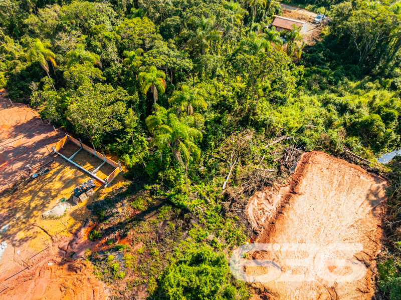 Descubra a oportunidade de investir em um terreno localizado na simpática cidade de Balneário Barra do Sul, no encantador bairro Costeira!
Este lote de 312,50m² encontra-se em uma área promissora e de grande potencial de valorização, garantindo diferentes possibilidades de projeto para construção e desenvolvimento do seu sonho.
Imagine-se vivendo a apenas 400 metros da bela lagoa da Costeira, um local que proporciona contato direto com a natureza e tranquilidade sem igual. Poder acordar pela manhã e dar uma caminhada até as margens da lagoa ou simplesmente desfrutar do clima ameno e cenários deslumbrantes que esta região oferece: é essa qualidade de vida que espera por você!
Por que este terreno é um ótimo investimento?
- Próximo à tradicional lagoa da Costeira, garantindo valorização com o aumento da procura por áreas próximas a pontos de natureza e lazer.
- Ideal tanto para aqueles que desejam sair da rotina agitada das grandes cidades quanto para investidores atentos às oportunidades de crescimento na região.
- Uma tela em branco: liberdade de planejar e construir de acordo com as suas necessidades e sonhos.
Em um mercado imobiliário tão dinâmico quanto o brasileiro, especialmente em áreas turísticas de rápido crescimento, investir em terrenos com potencial como este é uma estratégia inteligente. Venha conhecer esse espaço e visualize o futuro que você poderá criar aqui!
Para mais informações ou agendar uma visita, não hesite em nos contatar. A 636 Negócios Imobiliários está pronta para auxiliá-lo a dar o primeiro passo em direção ao seu novo projeto de vida ou investimento.
Envolva-se com a chance de estar ao lado de um dos lugares mais bonitos de Santa Catarina e dê início ao seu próximo capítulo conosco!
636 NEGÓCIOS IMOBILIÁRIOS: A SUA MELHOR ESCOLHA
Com mais de 30 anos de experiência, a 636 Negócios Imobiliários é sua parceira ideal para encontrar o imóvel perfeito. Estamos prontos para ajudá-lo a fazer deste imóvel o seu novo lar.
Telefone: (47) 3451-0636
WhatsApp: (47) 99190-0636
Não perca esta oportunidade única. Visite nosso site para mais informações: i636.com.br