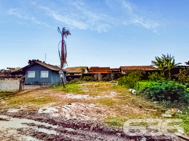 VENDE-SE TERRENO EM SÃO FRANCISCO DO SUL, SANTA CATARINA
São 260m² de terreno com área muito boa, com 13m² de fundos e 20m² de lados. Terreno de topografia regular e plano, pronto para obras.
Perfeito para você que deseja começar aquela construção dos sonhos.
Rodeado pela natureza modesta do bairro Ubatuba, localizado em São Francisco do Sul, uma ilha exuberante de belas praias e paisagens fantásticas com inúmeras opções de lazer ao ar livre, com uma posição geográfica privilegiada com acesso rápido a qualquer outro bairro da região, há cerca de 2km de distância da praia.
Consulte um de nossos corretores e saiba mais sobre esse excelente terreno. Esperamos por você!
Fale conosco:
Telefone: 47 3451-0636
WhatsApp: 47 99190-0636
Imobiliária 636.