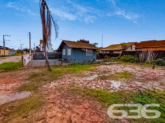 VENDE-SE TERRENO EM SÃO FRANCISCO DO SUL, SANTA CATARINA
São 260m² de terreno com área muito boa, com 13m² de fundos e 20m² de lados. Terreno de topografia regular e plano, pronto para obras.
Perfeito para você que deseja começar aquela construção dos sonhos.
Rodeado pela natureza modesta do bairro Ubatuba, localizado em São Francisco do Sul, uma ilha exuberante de belas praias e paisagens fantásticas com inúmeras opções de lazer ao ar livre, com uma posição geográfica privilegiada com acesso rápido a qualquer outro bairro da região, há cerca de 2km de distância da praia.
Consulte um de nossos corretores e saiba mais sobre esse excelente terreno. Esperamos por você!
Fale conosco:
Telefone: 47 3451-0636
WhatsApp: 47 99190-0636
Imobiliária 636.