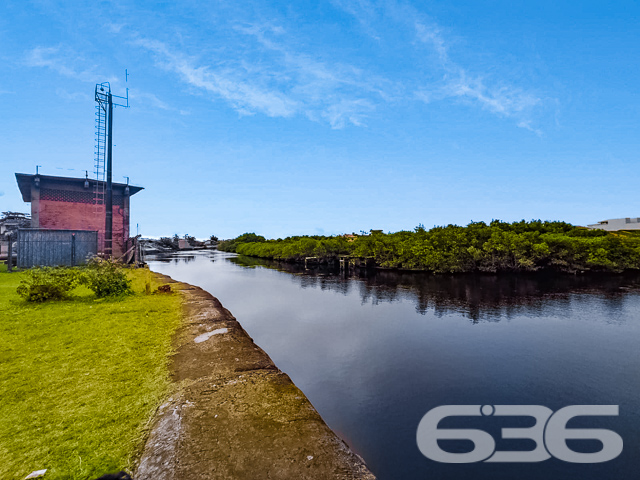 VENDE-SE TERRENO EM SÃO FRANCISCO DO SUL, SANTA CATARINA
São 260m² de terreno com área muito boa, com 13m² de fundos e 20m² de lados. Terreno de topografia regular e plano, pronto para obras.
Perfeito para você que deseja começar aquela construção dos sonhos.
Rodeado pela natureza modesta do bairro Ubatuba, localizado em São Francisco do Sul, uma ilha exuberante de belas praias e paisagens fantásticas com inúmeras opções de lazer ao ar livre, com uma posição geográfica privilegiada com acesso rápido a qualquer outro bairro da região, há cerca de 2km de distância da praia.
Consulte um de nossos corretores e saiba mais sobre esse excelente terreno. Esperamos por você!
Fale conosco:
Telefone: 47 3451-0636
WhatsApp: 47 99190-0636
Imobiliária 636.