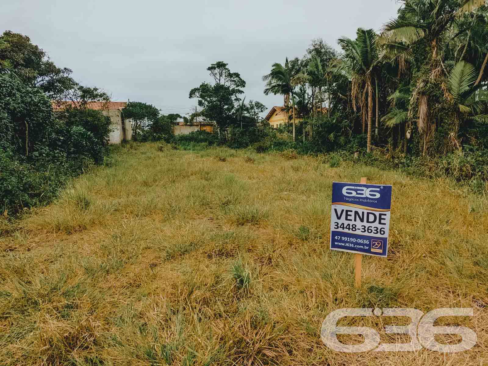 VENDE-SE TERRENO EM SÃO FRANCISCO DO SUL, SANTA CATARINA
São 360m² de terreno com potencial para investimento, com 12m² de frente e 30m² de lados. Terreno de topografia plana e regular, pronto para obras.
Perfeito para você que deseja começar aquela construção dos sonhos.
Rodeado pela natureza modesta do bairro Ervino, localizado em São Francisco do Sul, uma ilha exuberante de belas praias e paisagens fantásticas com inúmeras opções de lazer ao ar livre, com uma posição geográfica privilegiada com acesso rápido a qualquer outro bairro da região e a poucos metros da praia do Ervino.
Gostou? Então agende já sua visita com um de nossos corretores e saiba mais sobre esse vantajoso e oportuno investimento.
Esperamos por você!!!
Fale conosco:
Telefone: (47) 3448-3636
WhatsApp: (47) 99190-0636
Imobiliária 636.