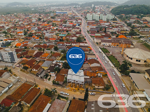 IMÓVEL COM 1 SUÍTE E 2 QUARTOS NO BAIRRO BOA VISTA, EM JOINVILLE
São 137m² de área construída de um excelente geminado, estilo sobrado, dotado de muita elegância e lindos adereços em seu acabamento, onde destacam-se o seu piso em porcelanato 80x80, teto de laje e rebaixo de gesso, além de uma ótima pintura.
Para o seu total conforto, o imóvel é muito bem dividido e contém cômodos amplos e super confortáveis. Sua composição dispõe de 1 suíte e 2 quartos, 2 banheiros, sala de estar, copa e cozinha conjugadas, escada no modelo espinha de peixe e uma bela sacada.
Com infraestrutura para 4 ares-condicionados, alarme, câmeras e aquecedor a gás, o imóvel também oferece 2 vagas de garagem, sendo uma coberta.
Muito bem localizado no bairro Boa Vista, com fácil acesso para todos os comércios de utilidades da região, a cerca de 100 metros da avenida Albano Schmidt e 10 minutos do centro de Joinville.
Previsão de entrega: 09/2022.
Ficou interessado? O que você está esperando?! Entre em contato conosco e agende sua visita!
Fale com seu corretor:
Telefone: (47) 3451-0636
WhatsApp: (47) 99190-0636
Imobiliária 636.