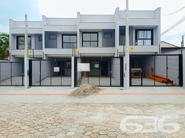 IMÓVEL COM 1 SUÍTE E 2 QUARTOS NO BAIRRO BOA VISTA, EM JOINVILLE
São 137m² de área construída de um excelente geminado, estilo sobrado, dotado de muita elegância e lindos adereços em seu acabamento, onde destacam-se o seu piso em porcelanato 80x80, teto de laje e rebaixo de gesso, além de uma ótima pintura.
Para o seu total conforto, o imóvel é muito bem dividido e contém cômodos amplos e super confortáveis. Sua composição dispõe de 1 suíte e 2 quartos, 2 banheiros, sala de estar, copa e cozinha conjugadas, escada no modelo espinha de peixe e uma bela sacada.
Com infraestrutura para 4 ares-condicionados, alarme, câmeras e aquecedor a gás, o imóvel também oferece 2 vagas de garagem, sendo uma coberta.
Muito bem localizado no bairro Boa Vista, com fácil acesso para todos os comércios de utilidades da região, a cerca de 100 metros da avenida Albano Schmidt e 10 minutos do centro de Joinville.
Previsão de entrega: 09/2022.
Ficou interessado? O que você está esperando?! Entre em contato conosco e agende sua visita!
Fale com seu corretor:
Telefone: (47) 3451-0636
WhatsApp: (47) 99190-0636
Imobiliária 636.