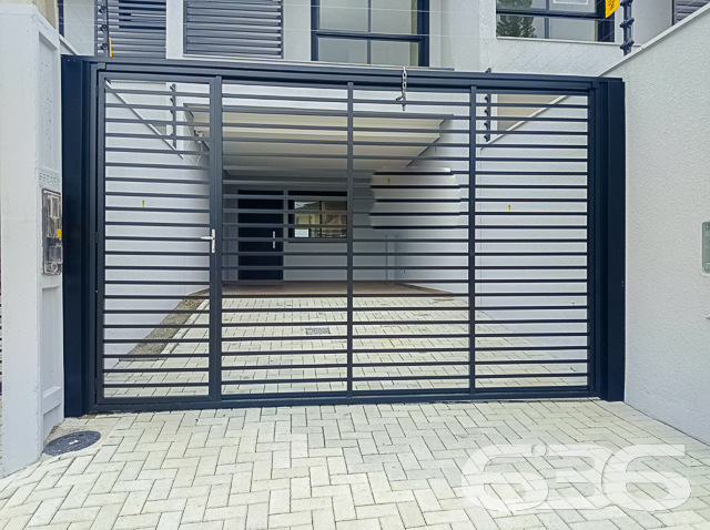 IMÓVEL COM 1 SUÍTE E 2 QUARTOS NO BAIRRO BOA VISTA, EM JOINVILLE
São 137m² de área construída de um excelente geminado, estilo sobrado, dotado de muita elegância e lindos adereços em seu acabamento, onde destacam-se o seu piso em porcelanato 80x80, teto de laje e rebaixo de gesso, além de uma ótima pintura.
Para o seu total conforto, o imóvel é muito bem dividido e contém cômodos amplos e super confortáveis. Sua composição dispõe de 1 suíte e 2 quartos, 2 banheiros, sala de estar, copa e cozinha conjugadas, escada no modelo espinha de peixe e uma bela sacada.
Com infraestrutura para 4 ares-condicionados, alarme, câmeras e aquecedor a gás, o imóvel também oferece 2 vagas de garagem, sendo uma coberta.
Muito bem localizado no bairro Boa Vista, com fácil acesso para todos os comércios de utilidades da região, a cerca de 100 metros da avenida Albano Schmidt e 10 minutos do centro de Joinville.
Previsão de entrega: 09/2022.
Ficou interessado? O que você está esperando?! Entre em contato conosco e agende sua visita!
Fale com seu corretor:
Telefone: (47) 3451-0636
WhatsApp: (47) 99190-0636
Imobiliária 636.