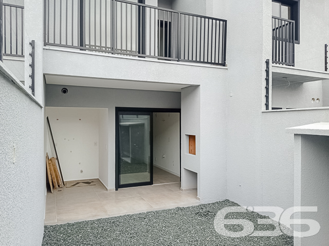 IMÓVEL COM 1 SUÍTE E 2 QUARTOS NO BAIRRO BOA VISTA, EM JOINVILLE
São 137m² de área construída de um excelente geminado, estilo sobrado, dotado de muita elegância e lindos adereços em seu acabamento, onde destacam-se o seu piso em porcelanato 80x80, teto de laje e rebaixo de gesso, além de uma ótima pintura.
Para o seu total conforto, o imóvel é muito bem dividido e contém cômodos amplos e super confortáveis. Sua composição dispõe de 1 suíte e 2 quartos, 2 banheiros, sala de estar, copa e cozinha conjugadas, escada no modelo espinha de peixe e uma bela sacada.
Com infraestrutura para 4 ares-condicionados, alarme, câmeras e aquecedor a gás, o imóvel também oferece 2 vagas de garagem, sendo uma coberta.
Muito bem localizado no bairro Boa Vista, com fácil acesso para todos os comércios de utilidades da região, a cerca de 100 metros da avenida Albano Schmidt e 10 minutos do centro de Joinville.
Previsão de entrega: 09/2022.
Ficou interessado? O que você está esperando?! Entre em contato conosco e agende sua visita!
Fale com seu corretor:
Telefone: (47) 3451-0636
WhatsApp: (47) 99190-0636
Imobiliária 636.