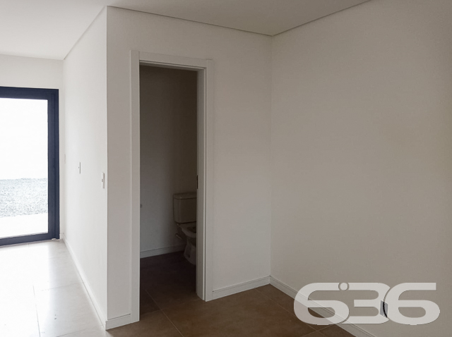 IMÓVEL COM 1 SUÍTE E 2 QUARTOS NO BAIRRO BOA VISTA, EM JOINVILLE
São 137m² de área construída de um excelente geminado, estilo sobrado, dotado de muita elegância e lindos adereços em seu acabamento, onde destacam-se o seu piso em porcelanato 80x80, teto de laje e rebaixo de gesso, além de uma ótima pintura.
Para o seu total conforto, o imóvel é muito bem dividido e contém cômodos amplos e super confortáveis. Sua composição dispõe de 1 suíte e 2 quartos, 2 banheiros, sala de estar, copa e cozinha conjugadas, escada no modelo espinha de peixe e uma bela sacada.
Com infraestrutura para 4 ares-condicionados, alarme, câmeras e aquecedor a gás, o imóvel também oferece 2 vagas de garagem, sendo uma coberta.
Muito bem localizado no bairro Boa Vista, com fácil acesso para todos os comércios de utilidades da região, a cerca de 100 metros da avenida Albano Schmidt e 10 minutos do centro de Joinville.
Previsão de entrega: 09/2022.
Ficou interessado? O que você está esperando?! Entre em contato conosco e agende sua visita!
Fale com seu corretor:
Telefone: (47) 3451-0636
WhatsApp: (47) 99190-0636
Imobiliária 636.