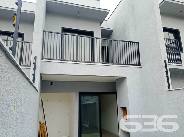 IMÓVEL COM 1 SUÍTE E 2 QUARTOS NO BAIRRO BOA VISTA, EM JOINVILLE
São 137m² de área construída de um excelente geminado, estilo sobrado, dotado de muita elegância e lindos adereços em seu acabamento, onde destacam-se o seu piso em porcelanato 80x80, teto de laje e rebaixo de gesso, além de uma ótima pintura.
Para o seu total conforto, o imóvel é muito bem dividido e contém cômodos amplos e super confortáveis. Sua composição dispõe de 1 suíte e 2 quartos, 2 banheiros, sala de estar, copa e cozinha conjugadas, escada no modelo espinha de peixe e uma bela sacada.
Com infraestrutura para 4 ares-condicionados, alarme, câmeras e aquecedor a gás, o imóvel também oferece 2 vagas de garagem, sendo uma coberta.
Muito bem localizado no bairro Boa Vista, com fácil acesso para todos os comércios de utilidades da região, a cerca de 100 metros da avenida Albano Schmidt e 10 minutos do centro de Joinville.
Previsão de entrega: 09/2022.
Ficou interessado? O que você está esperando?! Entre em contato conosco e agende sua visita!
Fale com seu corretor:
Telefone: (47) 3451-0636
WhatsApp: (47) 99190-0636
Imobiliária 636.