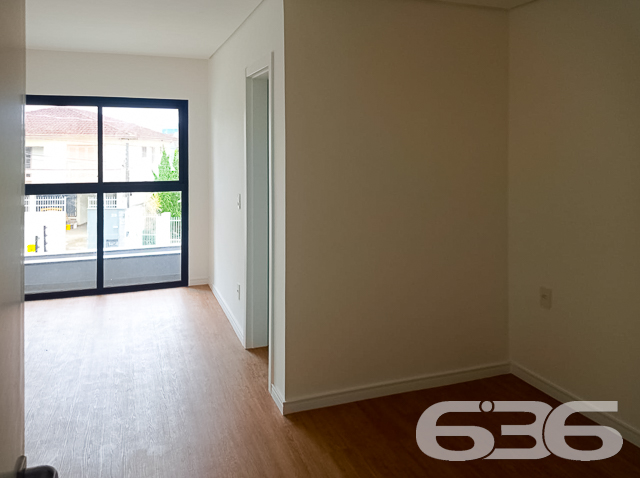 IMÓVEL COM 1 SUÍTE E 2 QUARTOS NO BAIRRO BOA VISTA, EM JOINVILLE
São 137m² de área construída de um excelente geminado, estilo sobrado, dotado de muita elegância e lindos adereços em seu acabamento, onde destacam-se o seu piso em porcelanato 80x80, teto de laje e rebaixo de gesso, além de uma ótima pintura.
Para o seu total conforto, o imóvel é muito bem dividido e contém cômodos amplos e super confortáveis. Sua composição dispõe de 1 suíte e 2 quartos, 2 banheiros, sala de estar, copa e cozinha conjugadas, escada no modelo espinha de peixe e uma bela sacada.
Com infraestrutura para 4 ares-condicionados, alarme, câmeras e aquecedor a gás, o imóvel também oferece 2 vagas de garagem, sendo uma coberta.
Muito bem localizado no bairro Boa Vista, com fácil acesso para todos os comércios de utilidades da região, a cerca de 100 metros da avenida Albano Schmidt e 10 minutos do centro de Joinville.
Previsão de entrega: 09/2022.
Ficou interessado? O que você está esperando?! Entre em contato conosco e agende sua visita!
Fale com seu corretor:
Telefone: (47) 3451-0636
WhatsApp: (47) 99190-0636
Imobiliária 636.