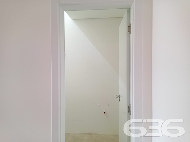 IMÓVEL COM 1 SUÍTE E 2 QUARTOS NO BAIRRO BOA VISTA, EM JOINVILLE
São 137m² de área construída de um excelente geminado, estilo sobrado, dotado de muita elegância e lindos adereços em seu acabamento, onde destacam-se o seu piso em porcelanato 80x80, teto de laje e rebaixo de gesso, além de uma ótima pintura.
Para o seu total conforto, o imóvel é muito bem dividido e contém cômodos amplos e super confortáveis. Sua composição dispõe de 1 suíte e 2 quartos, 2 banheiros, sala de estar, copa e cozinha conjugadas, escada no modelo espinha de peixe e uma bela sacada.
Com infraestrutura para 4 ares-condicionados, alarme, câmeras e aquecedor a gás, o imóvel também oferece 2 vagas de garagem, sendo uma coberta.
Muito bem localizado no bairro Boa Vista, com fácil acesso para todos os comércios de utilidades da região, a cerca de 100 metros da avenida Albano Schmidt e 10 minutos do centro de Joinville.
Previsão de entrega: 09/2022.
Ficou interessado? O que você está esperando?! Entre em contato conosco e agende sua visita!
Fale com seu corretor:
Telefone: (47) 3451-0636
WhatsApp: (47) 99190-0636
Imobiliária 636.