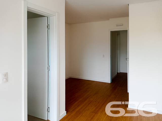 IMÓVEL COM 1 SUÍTE E 2 QUARTOS NO BAIRRO BOA VISTA, EM JOINVILLE
São 137m² de área construída de um excelente geminado, estilo sobrado, dotado de muita elegância e lindos adereços em seu acabamento, onde destacam-se o seu piso em porcelanato 80x80, teto de laje e rebaixo de gesso, além de uma ótima pintura.
Para o seu total conforto, o imóvel é muito bem dividido e contém cômodos amplos e super confortáveis. Sua composição dispõe de 1 suíte e 2 quartos, 2 banheiros, sala de estar, copa e cozinha conjugadas, escada no modelo espinha de peixe e uma bela sacada.
Com infraestrutura para 4 ares-condicionados, alarme, câmeras e aquecedor a gás, o imóvel também oferece 2 vagas de garagem, sendo uma coberta.
Muito bem localizado no bairro Boa Vista, com fácil acesso para todos os comércios de utilidades da região, a cerca de 100 metros da avenida Albano Schmidt e 10 minutos do centro de Joinville.
Previsão de entrega: 09/2022.
Ficou interessado? O que você está esperando?! Entre em contato conosco e agende sua visita!
Fale com seu corretor:
Telefone: (47) 3451-0636
WhatsApp: (47) 99190-0636
Imobiliária 636.