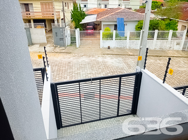 IMÓVEL COM 1 SUÍTE E 2 QUARTOS NO BAIRRO BOA VISTA, EM JOINVILLE
São 137m² de área construída de um excelente geminado, estilo sobrado, dotado de muita elegância e lindos adereços em seu acabamento, onde destacam-se o seu piso em porcelanato 80x80, teto de laje e rebaixo de gesso, além de uma ótima pintura.
Para o seu total conforto, o imóvel é muito bem dividido e contém cômodos amplos e super confortáveis. Sua composição dispõe de 1 suíte e 2 quartos, 2 banheiros, sala de estar, copa e cozinha conjugadas, escada no modelo espinha de peixe e uma bela sacada.
Com infraestrutura para 4 ares-condicionados, alarme, câmeras e aquecedor a gás, o imóvel também oferece 2 vagas de garagem, sendo uma coberta.
Muito bem localizado no bairro Boa Vista, com fácil acesso para todos os comércios de utilidades da região, a cerca de 100 metros da avenida Albano Schmidt e 10 minutos do centro de Joinville.
Previsão de entrega: 09/2022.
Ficou interessado? O que você está esperando?! Entre em contato conosco e agende sua visita!
Fale com seu corretor:
Telefone: (47) 3451-0636
WhatsApp: (47) 99190-0636
Imobiliária 636.