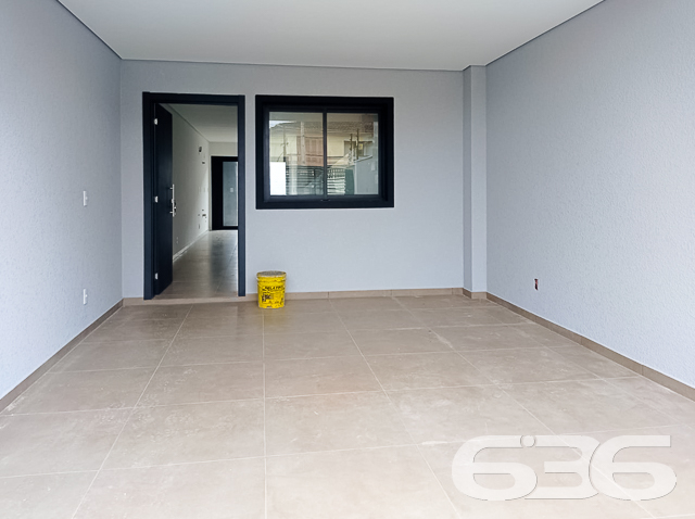 IMÓVEL COM 1 SUÍTE E 2 QUARTOS NO BAIRRO BOA VISTA, EM JOINVILLE
São 137m² de área construída de um excelente geminado, estilo sobrado, dotado de muita elegância e lindos adereços em seu acabamento, onde destacam-se o seu piso em porcelanato 80x80, teto de laje e rebaixo de gesso, além de uma ótima pintura.
Para o seu total conforto, o imóvel é muito bem dividido e contém cômodos amplos e super confortáveis. Sua composição dispõe de 1 suíte e 2 quartos, 2 banheiros, sala de estar, copa e cozinha conjugadas, escada no modelo espinha de peixe e uma bela sacada.
Com infraestrutura para 4 ares-condicionados, alarme, câmeras e aquecedor a gás, o imóvel também oferece 2 vagas de garagem, sendo uma coberta.
Muito bem localizado no bairro Boa Vista, com fácil acesso para todos os comércios de utilidades da região, a cerca de 100 metros da avenida Albano Schmidt e 10 minutos do centro de Joinville.
Previsão de entrega: 09/2022.
Ficou interessado? O que você está esperando?! Entre em contato conosco e agende sua visita!
Fale com seu corretor:
Telefone: (47) 3451-0636
WhatsApp: (47) 99190-0636
Imobiliária 636.