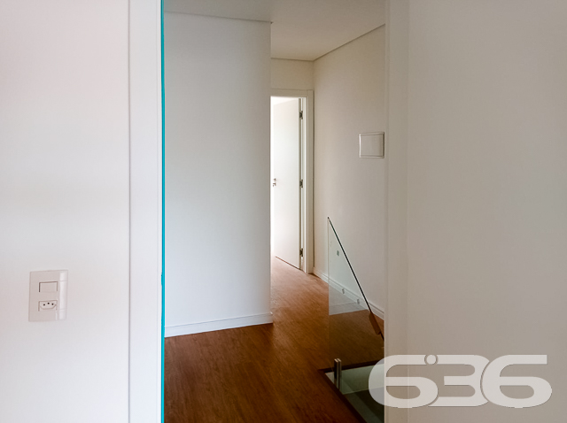 IMÓVEL COM 1 SUÍTE E 2 QUARTOS NO BAIRRO BOA VISTA, EM JOINVILLE
São 137m² de área construída de um excelente geminado, estilo sobrado, dotado de muita elegância e lindos adereços em seu acabamento, onde destacam-se o seu piso em porcelanato 80x80, teto de laje e rebaixo de gesso, além de uma ótima pintura.
Para o seu total conforto, o imóvel é muito bem dividido e contém cômodos amplos e super confortáveis. Sua composição dispõe de 1 suíte e 2 quartos, 2 banheiros, sala de estar, copa e cozinha conjugadas, escada no modelo espinha de peixe e uma bela sacada.
Com infraestrutura para 4 ares-condicionados, alarme, câmeras e aquecedor a gás, o imóvel também oferece 2 vagas de garagem, sendo uma coberta.
Muito bem localizado no bairro Boa Vista, com fácil acesso para todos os comércios de utilidades da região, a cerca de 100 metros da avenida Albano Schmidt e 10 minutos do centro de Joinville.
Previsão de entrega: 09/2022.
Ficou interessado? O que você está esperando?! Entre em contato conosco e agende sua visita!
Fale com seu corretor:
Telefone: (47) 3451-0636
WhatsApp: (47) 99190-0636
Imobiliária 636.