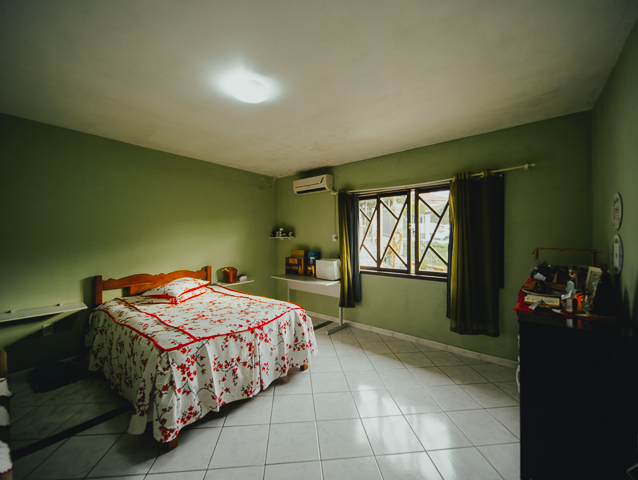 AMPLO IMÓVEL À VENDA NO BAIRRO FLORESTA, EM JOINVILLE - ESTUDA PERMUTA
São 211m² de área construída, sob 379m² de terreno de uma aconchegante e espaçosa residência, com ótimo padrão de construção, com piso cerâmico e teto de laje.
A casa é muito bem construída em um amplo terreno. Tem um anexo no segundo piso com entrada pela rua e pela casa onde funciona um escritório de contabilidade com duas salas grandes e bem divididas com divisórias.
Sua composição dispõe de cômodos super confortáveis, amplos e bem arejados, sendo 1 suíte e mais 2 dormitórios, sala de estar, copa e cozinha, despensa, área de serviço, sacada e 3 banheiros.
Na parte externa da casa contém um amplo terreno com quintal com churrasqueira, árvores frutíferas e horta, podendo incluir uma linda piscina.
Contendo ainda 02 vagas de garagem cobertas + 03 descobertas, com portão eletrônico e interfone.
Ainda tem um porão enorme onde fica a lavanderia, mas com uma reforma poderia ser uma sala de jogos com uma excelente despensa, fica a critério do novo morador.
Situado no bairro Floresta, zona sul de Joinville, região com excelentes comodidades e infraestrutura. Próximo de estabelecimentos e comércios de suma importância para o seu cotidiano, como mercados, escolas, transporte público, lojas e outros serviços. Com fácil acesso aos bairros e principais vias da região.
Consulte a 636 Negócios Imobiliários e muito mais:
Telefone: 47 3451-0636
WhatsApp: 47 99190-0636