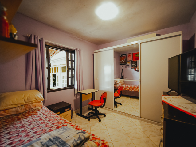 AMPLO IMÓVEL À VENDA NO BAIRRO FLORESTA, EM JOINVILLE - ESTUDA PERMUTA
São 211m² de área construída, sob 379m² de terreno de uma aconchegante e espaçosa residência, com ótimo padrão de construção, com piso cerâmico e teto de laje.
A casa é muito bem construída em um amplo terreno. Tem um anexo no segundo piso com entrada pela rua e pela casa onde funciona um escritório de contabilidade com duas salas grandes e bem divididas com divisórias.
Sua composição dispõe de cômodos super confortáveis, amplos e bem arejados, sendo 1 suíte e mais 2 dormitórios, sala de estar, copa e cozinha, despensa, área de serviço, sacada e 3 banheiros.
Na parte externa da casa contém um amplo terreno com quintal com churrasqueira, árvores frutíferas e horta, podendo incluir uma linda piscina.
Contendo ainda 02 vagas de garagem cobertas + 03 descobertas, com portão eletrônico e interfone.
Ainda tem um porão enorme onde fica a lavanderia, mas com uma reforma poderia ser uma sala de jogos com uma excelente despensa, fica a critério do novo morador.
Situado no bairro Floresta, zona sul de Joinville, região com excelentes comodidades e infraestrutura. Próximo de estabelecimentos e comércios de suma importância para o seu cotidiano, como mercados, escolas, transporte público, lojas e outros serviços. Com fácil acesso aos bairros e principais vias da região.
Consulte a 636 Negócios Imobiliários e muito mais:
Telefone: 47 3451-0636
WhatsApp: 47 99190-0636