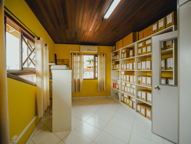 AMPLO IMÓVEL À VENDA NO BAIRRO FLORESTA, EM JOINVILLE - ESTUDA PERMUTA
São 211m² de área construída, sob 379m² de terreno de uma aconchegante e espaçosa residência, com ótimo padrão de construção, com piso cerâmico e teto de laje.
A casa é muito bem construída em um amplo terreno. Tem um anexo no segundo piso com entrada pela rua e pela casa onde funciona um escritório de contabilidade com duas salas grandes e bem divididas com divisórias.
Sua composição dispõe de cômodos super confortáveis, amplos e bem arejados, sendo 1 suíte e mais 2 dormitórios, sala de estar, copa e cozinha, despensa, área de serviço, sacada e 3 banheiros.
Na parte externa da casa contém um amplo terreno com quintal com churrasqueira, árvores frutíferas e horta, podendo incluir uma linda piscina.
Contendo ainda 02 vagas de garagem cobertas + 03 descobertas, com portão eletrônico e interfone.
Ainda tem um porão enorme onde fica a lavanderia, mas com uma reforma poderia ser uma sala de jogos com uma excelente despensa, fica a critério do novo morador.
Situado no bairro Floresta, zona sul de Joinville, região com excelentes comodidades e infraestrutura. Próximo de estabelecimentos e comércios de suma importância para o seu cotidiano, como mercados, escolas, transporte público, lojas e outros serviços. Com fácil acesso aos bairros e principais vias da região.
Consulte a 636 Negócios Imobiliários e muito mais:
Telefone: 47 3451-0636
WhatsApp: 47 99190-0636