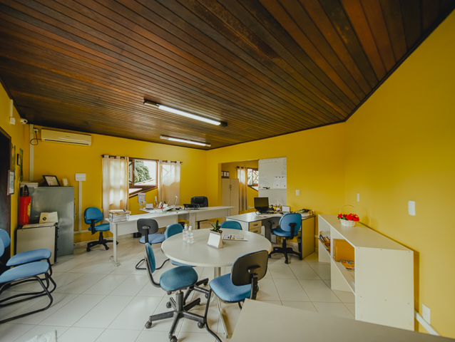 AMPLO IMÓVEL À VENDA NO BAIRRO FLORESTA, EM JOINVILLE - ESTUDA PERMUTA
São 211m² de área construída, sob 379m² de terreno de uma aconchegante e espaçosa residência, com ótimo padrão de construção, com piso cerâmico e teto de laje.
A casa é muito bem construída em um amplo terreno. Tem um anexo no segundo piso com entrada pela rua e pela casa onde funciona um escritório de contabilidade com duas salas grandes e bem divididas com divisórias.
Sua composição dispõe de cômodos super confortáveis, amplos e bem arejados, sendo 1 suíte e mais 2 dormitórios, sala de estar, copa e cozinha, despensa, área de serviço, sacada e 3 banheiros.
Na parte externa da casa contém um amplo terreno com quintal com churrasqueira, árvores frutíferas e horta, podendo incluir uma linda piscina.
Contendo ainda 02 vagas de garagem cobertas + 03 descobertas, com portão eletrônico e interfone.
Ainda tem um porão enorme onde fica a lavanderia, mas com uma reforma poderia ser uma sala de jogos com uma excelente despensa, fica a critério do novo morador.
Situado no bairro Floresta, zona sul de Joinville, região com excelentes comodidades e infraestrutura. Próximo de estabelecimentos e comércios de suma importância para o seu cotidiano, como mercados, escolas, transporte público, lojas e outros serviços. Com fácil acesso aos bairros e principais vias da região.
Consulte a 636 Negócios Imobiliários e muito mais:
Telefone: 47 3451-0636
WhatsApp: 47 99190-0636