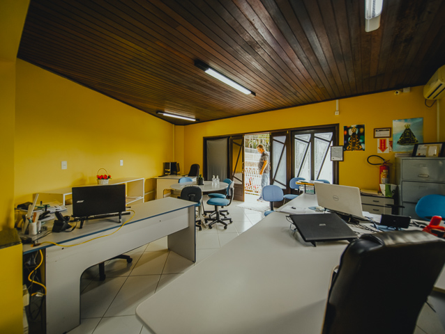 AMPLO IMÓVEL À VENDA NO BAIRRO FLORESTA, EM JOINVILLE - ESTUDA PERMUTA
São 211m² de área construída, sob 379m² de terreno de uma aconchegante e espaçosa residência, com ótimo padrão de construção, com piso cerâmico e teto de laje.
A casa é muito bem construída em um amplo terreno. Tem um anexo no segundo piso com entrada pela rua e pela casa onde funciona um escritório de contabilidade com duas salas grandes e bem divididas com divisórias.
Sua composição dispõe de cômodos super confortáveis, amplos e bem arejados, sendo 1 suíte e mais 2 dormitórios, sala de estar, copa e cozinha, despensa, área de serviço, sacada e 3 banheiros.
Na parte externa da casa contém um amplo terreno com quintal com churrasqueira, árvores frutíferas e horta, podendo incluir uma linda piscina.
Contendo ainda 02 vagas de garagem cobertas + 03 descobertas, com portão eletrônico e interfone.
Ainda tem um porão enorme onde fica a lavanderia, mas com uma reforma poderia ser uma sala de jogos com uma excelente despensa, fica a critério do novo morador.
Situado no bairro Floresta, zona sul de Joinville, região com excelentes comodidades e infraestrutura. Próximo de estabelecimentos e comércios de suma importância para o seu cotidiano, como mercados, escolas, transporte público, lojas e outros serviços. Com fácil acesso aos bairros e principais vias da região.
Consulte a 636 Negócios Imobiliários e muito mais:
Telefone: 47 3451-0636
WhatsApp: 47 99190-0636
