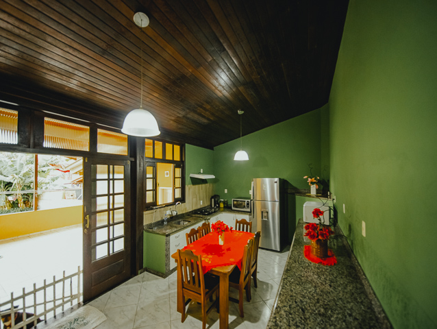 AMPLO IMÓVEL À VENDA NO BAIRRO FLORESTA, EM JOINVILLE - ESTUDA PERMUTA
São 211m² de área construída, sob 379m² de terreno de uma aconchegante e espaçosa residência, com ótimo padrão de construção, com piso cerâmico e teto de laje.
A casa é muito bem construída em um amplo terreno. Tem um anexo no segundo piso com entrada pela rua e pela casa onde funciona um escritório de contabilidade com duas salas grandes e bem divididas com divisórias.
Sua composição dispõe de cômodos super confortáveis, amplos e bem arejados, sendo 1 suíte e mais 2 dormitórios, sala de estar, copa e cozinha, despensa, área de serviço, sacada e 3 banheiros.
Na parte externa da casa contém um amplo terreno com quintal com churrasqueira, árvores frutíferas e horta, podendo incluir uma linda piscina.
Contendo ainda 02 vagas de garagem cobertas + 03 descobertas, com portão eletrônico e interfone.
Ainda tem um porão enorme onde fica a lavanderia, mas com uma reforma poderia ser uma sala de jogos com uma excelente despensa, fica a critério do novo morador.
Situado no bairro Floresta, zona sul de Joinville, região com excelentes comodidades e infraestrutura. Próximo de estabelecimentos e comércios de suma importância para o seu cotidiano, como mercados, escolas, transporte público, lojas e outros serviços. Com fácil acesso aos bairros e principais vias da região.
Consulte a 636 Negócios Imobiliários e muito mais:
Telefone: 47 3451-0636
WhatsApp: 47 99190-0636