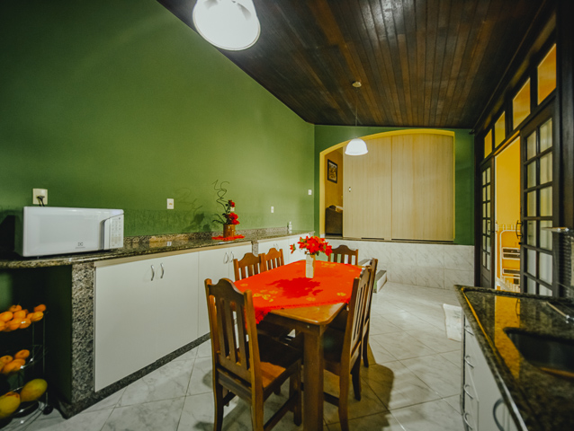 AMPLO IMÓVEL À VENDA NO BAIRRO FLORESTA, EM JOINVILLE - ESTUDA PERMUTA
São 211m² de área construída, sob 379m² de terreno de uma aconchegante e espaçosa residência, com ótimo padrão de construção, com piso cerâmico e teto de laje.
A casa é muito bem construída em um amplo terreno. Tem um anexo no segundo piso com entrada pela rua e pela casa onde funciona um escritório de contabilidade com duas salas grandes e bem divididas com divisórias.
Sua composição dispõe de cômodos super confortáveis, amplos e bem arejados, sendo 1 suíte e mais 2 dormitórios, sala de estar, copa e cozinha, despensa, área de serviço, sacada e 3 banheiros.
Na parte externa da casa contém um amplo terreno com quintal com churrasqueira, árvores frutíferas e horta, podendo incluir uma linda piscina.
Contendo ainda 02 vagas de garagem cobertas + 03 descobertas, com portão eletrônico e interfone.
Ainda tem um porão enorme onde fica a lavanderia, mas com uma reforma poderia ser uma sala de jogos com uma excelente despensa, fica a critério do novo morador.
Situado no bairro Floresta, zona sul de Joinville, região com excelentes comodidades e infraestrutura. Próximo de estabelecimentos e comércios de suma importância para o seu cotidiano, como mercados, escolas, transporte público, lojas e outros serviços. Com fácil acesso aos bairros e principais vias da região.
Consulte a 636 Negócios Imobiliários e muito mais:
Telefone: 47 3451-0636
WhatsApp: 47 99190-0636