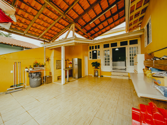 AMPLO IMÓVEL À VENDA NO BAIRRO FLORESTA, EM JOINVILLE - ESTUDA PERMUTA
São 211m² de área construída, sob 379m² de terreno de uma aconchegante e espaçosa residência, com ótimo padrão de construção, com piso cerâmico e teto de laje.
A casa é muito bem construída em um amplo terreno. Tem um anexo no segundo piso com entrada pela rua e pela casa onde funciona um escritório de contabilidade com duas salas grandes e bem divididas com divisórias.
Sua composição dispõe de cômodos super confortáveis, amplos e bem arejados, sendo 1 suíte e mais 2 dormitórios, sala de estar, copa e cozinha, despensa, área de serviço, sacada e 3 banheiros.
Na parte externa da casa contém um amplo terreno com quintal com churrasqueira, árvores frutíferas e horta, podendo incluir uma linda piscina.
Contendo ainda 02 vagas de garagem cobertas + 03 descobertas, com portão eletrônico e interfone.
Ainda tem um porão enorme onde fica a lavanderia, mas com uma reforma poderia ser uma sala de jogos com uma excelente despensa, fica a critério do novo morador.
Situado no bairro Floresta, zona sul de Joinville, região com excelentes comodidades e infraestrutura. Próximo de estabelecimentos e comércios de suma importância para o seu cotidiano, como mercados, escolas, transporte público, lojas e outros serviços. Com fácil acesso aos bairros e principais vias da região.
Consulte a 636 Negócios Imobiliários e muito mais:
Telefone: 47 3451-0636
WhatsApp: 47 99190-0636