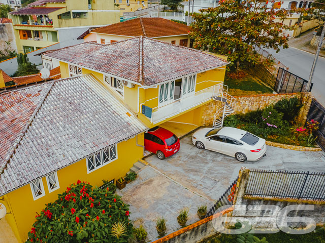 AMPLO IMÓVEL À VENDA NO BAIRRO FLORESTA, EM JOINVILLE - ESTUDA PERMUTA
São 211m² de área construída, sob 379m² de terreno de uma aconchegante e espaçosa residência, com ótimo padrão de construção, com piso cerâmico e teto de laje.
A casa é muito bem construída em um amplo terreno. Tem um anexo no segundo piso com entrada pela rua e pela casa onde funciona um escritório de contabilidade com duas salas grandes e bem divididas com divisórias.
Sua composição dispõe de cômodos super confortáveis, amplos e bem arejados, sendo 1 suíte e mais 2 dormitórios, sala de estar, copa e cozinha, despensa, área de serviço, sacada e 3 banheiros.
Na parte externa da casa contém um amplo terreno com quintal com churrasqueira, árvores frutíferas e horta, podendo incluir uma linda piscina.
Contendo ainda 02 vagas de garagem cobertas + 03 descobertas, com portão eletrônico e interfone.
Ainda tem um porão enorme onde fica a lavanderia, mas com uma reforma poderia ser uma sala de jogos com uma excelente despensa, fica a critério do novo morador.
Situado no bairro Floresta, zona sul de Joinville, região com excelentes comodidades e infraestrutura. Próximo de estabelecimentos e comércios de suma importância para o seu cotidiano, como mercados, escolas, transporte público, lojas e outros serviços. Com fácil acesso aos bairros e principais vias da região.
Consulte a 636 Negócios Imobiliários e muito mais:
Telefone: 47 3451-0636
WhatsApp: 47 99190-0636