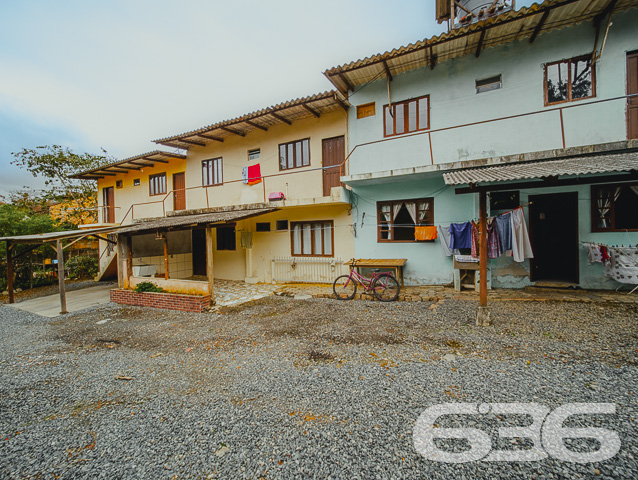 IMÓVEL PARA INVESTIMENTO NO BAIRRO JOÃO COSTA - ESTUDA PERMUTA
Este imóvel é distribuído da seguinte maneira:
- Casa principal: 3 dormitórios, cozinha, sala de estar, banheiro social e área de serviço. Cômodos amplos e bem arejados com 198m² de área construída, contando com garagem coberta;
- 08 (oito) quitinetes alugadas nos fundos do imóvel com área total de aproximadamente 1000m²;
- Lavação para carro (locada);
- Lanchonete (locada);
Localizado no bairro João Costa, próximo à escolas, transporte público, mercados, academias, posto de saúde, lojas e demais estabelecimentos e serviços da região sul da cidade.
Fale com um de nossos corretores e venha conhecer cada detalhe pessoalmente!
Telefone: (47) 3451-0636
WhatsApp: (47) 99190-0636
Imobiliária 636.