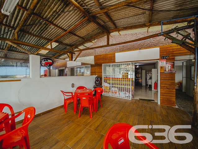 IMÓVEL PARA INVESTIMENTO NO BAIRRO JOÃO COSTA - ESTUDA PERMUTA
Este imóvel é distribuído da seguinte maneira:
- Casa principal: 3 dormitórios, cozinha, sala de estar, banheiro social e área de serviço. Cômodos amplos e bem arejados com 198m² de área construída, contando com garagem coberta;
- 08 (oito) quitinetes alugadas nos fundos do imóvel com área total de aproximadamente 1000m²;
- Lavação para carro (locada);
- Lanchonete (locada);
Localizado no bairro João Costa, próximo à escolas, transporte público, mercados, academias, posto de saúde, lojas e demais estabelecimentos e serviços da região sul da cidade.
Fale com um de nossos corretores e venha conhecer cada detalhe pessoalmente!
Telefone: (47) 3451-0636
WhatsApp: (47) 99190-0636
Imobiliária 636.